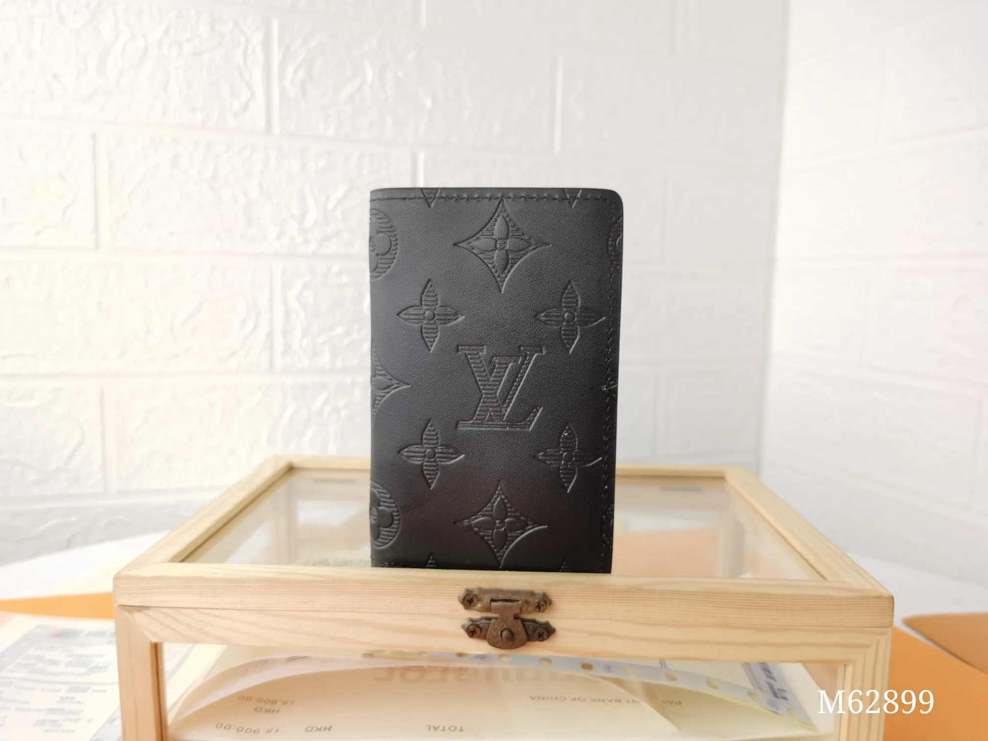 P100💰Top original version💎[Real shot with home background] M62899 Louis Vuitton pocket wallet made of black Monogram Shadow calfskin, an elegant choice for carrying daily items. The Monogram Shadow leather with classic Monogram embossing is soft in texture, compact in size and simple in appearance. It has several pockets and credit card slots inside. Size: 8×11×1cm 63144