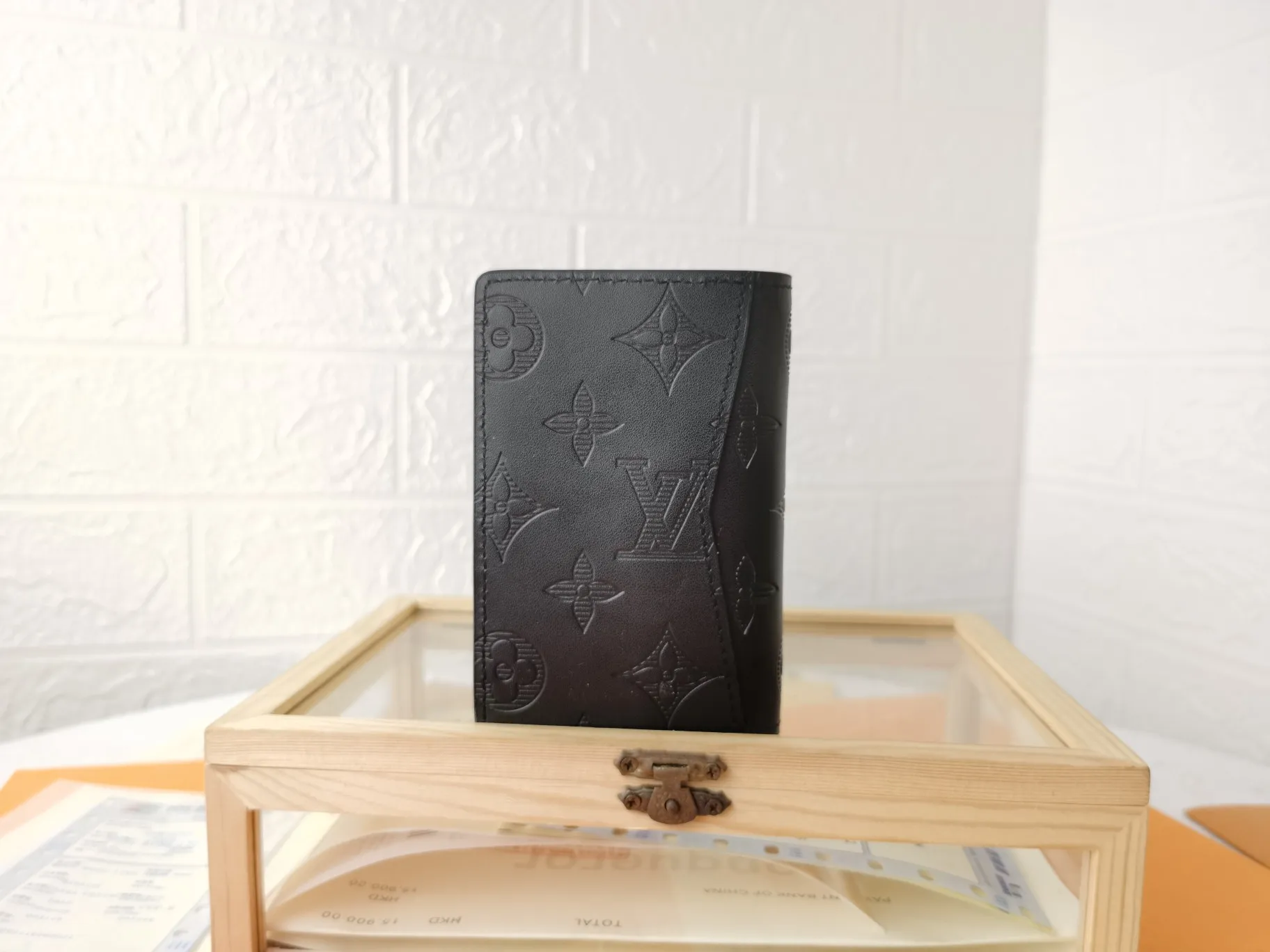 P100💰Top original version💎[Real shot with home background] M62899 Louis Vuitton pocket wallet made of black Monogram Shadow calfskin, an elegant choice for carrying daily items. The Monogram Shadow leather with classic Monogram embossing is soft in texture, compact in size and simple in appearance. It has several pockets and credit card slots inside. Size: 8×11×1cm 63144