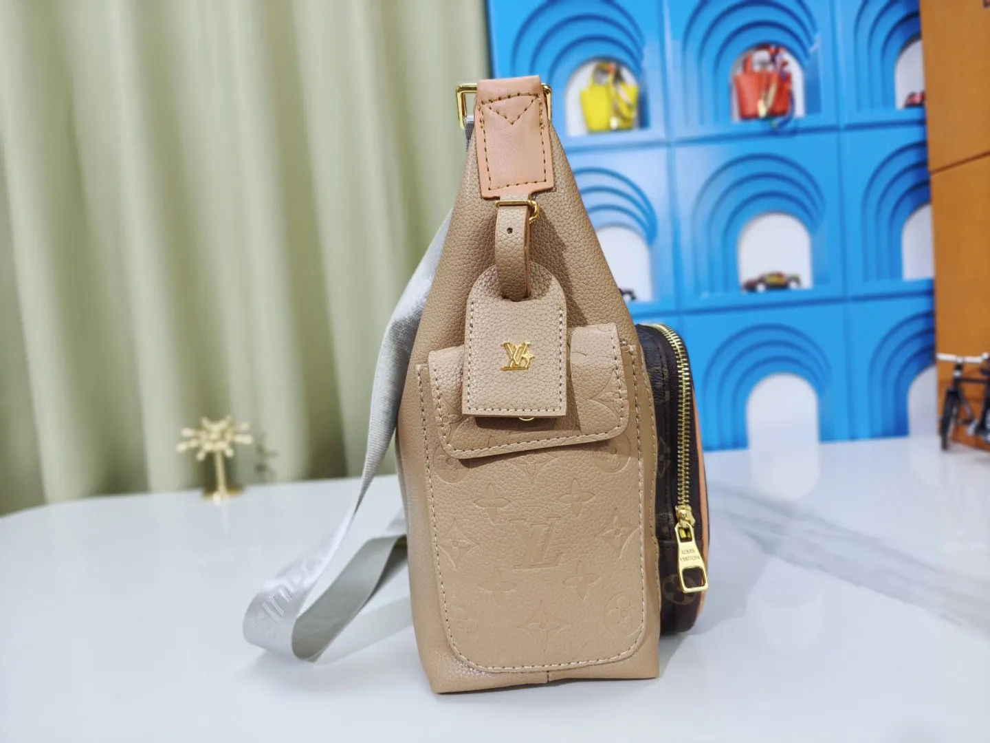 P300 upgraded version model M12697 full khaki presbyopic bag. Material: classic canvas with wide shoulder straps, magnetic buckle double pockets on both sides. Presbyopic double pocket fabric with adjustable wide shoulder straps, injecting practical functions into the avant-garde design. The single-shoulder crossbody bag has always been a favorite of LV khaki with presbyopic classic vintage enthusiasts. It looks good on both men and women. Dimensions: length, height and width 30×31×10.8