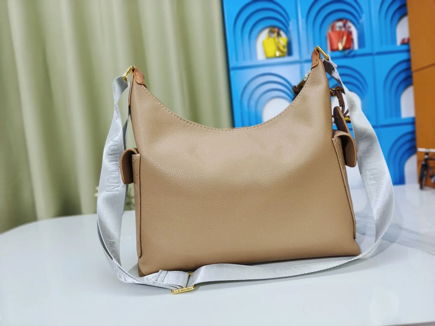 P300 upgraded version model M12697 full khaki presbyopic bag. Material: classic canvas with wide shoulder straps, magnetic buckle double pockets on both sides. Presbyopic double pocket fabric with adjustable wide shoulder straps, injecting practical functions into the avant-garde design. The single-shoulder crossbody bag has always been a favorite of LV khaki with presbyopic classic vintage enthusiasts. It looks good on both men and women. Dimensions: length, height and width 30×31×10.8