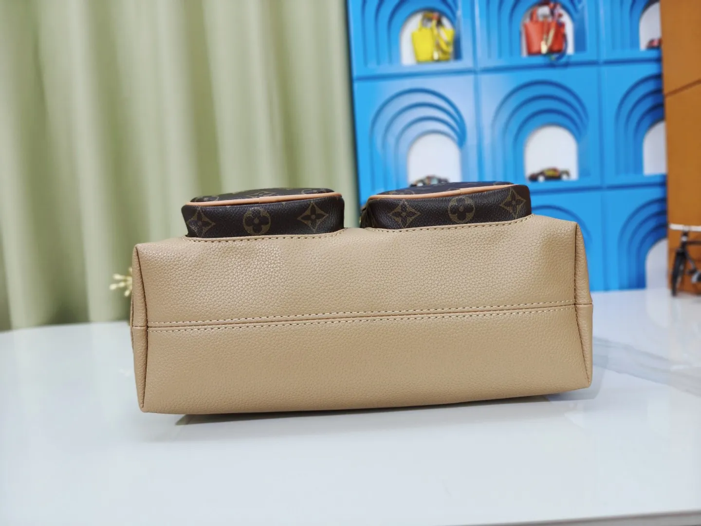 P300 upgraded version model M12697 full khaki presbyopic bag. Material: classic canvas with wide shoulder straps, magnetic buckle double pockets on both sides. Presbyopic double pocket fabric with adjustable wide shoulder straps, injecting practical functions into the avant-garde design. The single-shoulder crossbody bag has always been a favorite of LV khaki with presbyopic classic vintage enthusiasts. It looks good on both men and women. Dimensions: length, height and width 30×31×10.8