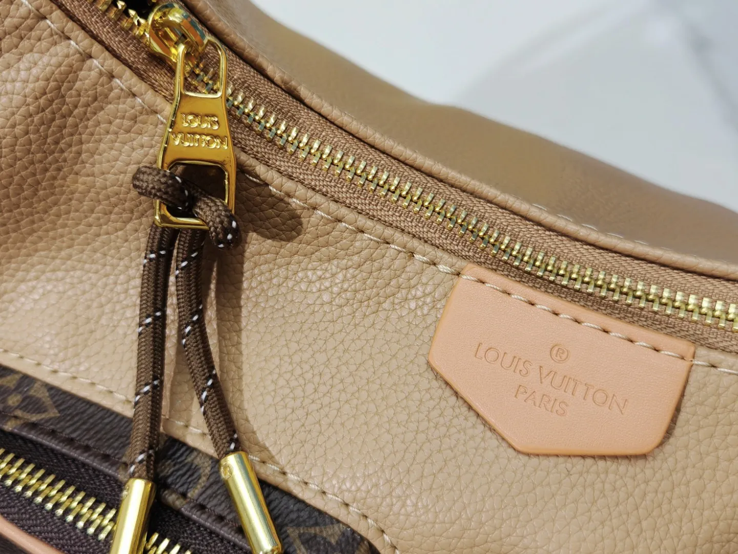 P300 upgraded version model M12697 full khaki presbyopic bag. Material: classic canvas with wide shoulder straps, magnetic buckle double pockets on both sides. Presbyopic double pocket fabric with adjustable wide shoulder straps, injecting practical functions into the avant-garde design. The single-shoulder crossbody bag has always been a favorite of LV khaki with presbyopic classic vintage enthusiasts. It looks good on both men and women. Dimensions: length, height and width 30×31×10.8