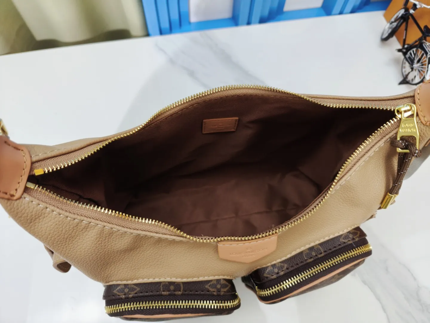 P300 upgraded version model M12697 full khaki presbyopic bag. Material: classic canvas with wide shoulder straps, magnetic buckle double pockets on both sides. Presbyopic double pocket fabric with adjustable wide shoulder straps, injecting practical functions into the avant-garde design. The single-shoulder crossbody bag has always been a favorite of LV khaki with presbyopic classic vintage enthusiasts. It looks good on both men and women. Dimensions: length, height and width 30×31×10.8