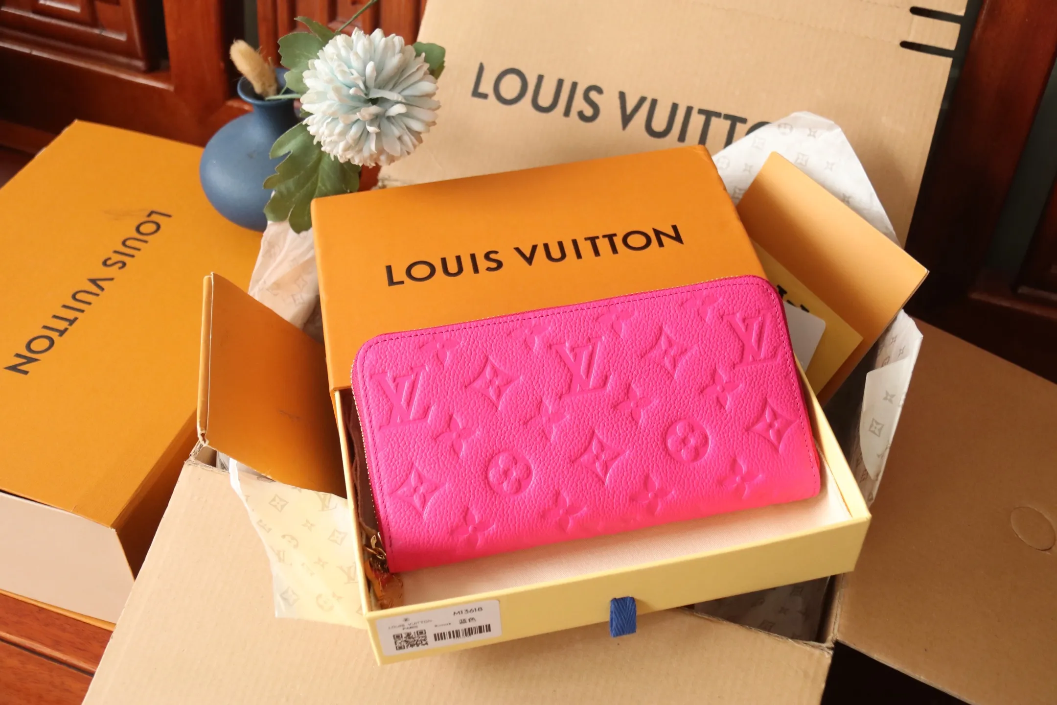Original quality P600 M13618 rose red Murakami Takashi collaboration series is one of the representative works of Louis Vuitton. This Zippy zipper wallet is made of Monogram canvas and is practical. It contains spacious compartments, a zippered coin pocket and multiple credit card slots. Named for its secure wraparound zipper, the wallet is lined with grained leather. Fully functional, it can also be used as a clutch. 19.5 x 10.5 x 2.5 cm (length x height x width)
