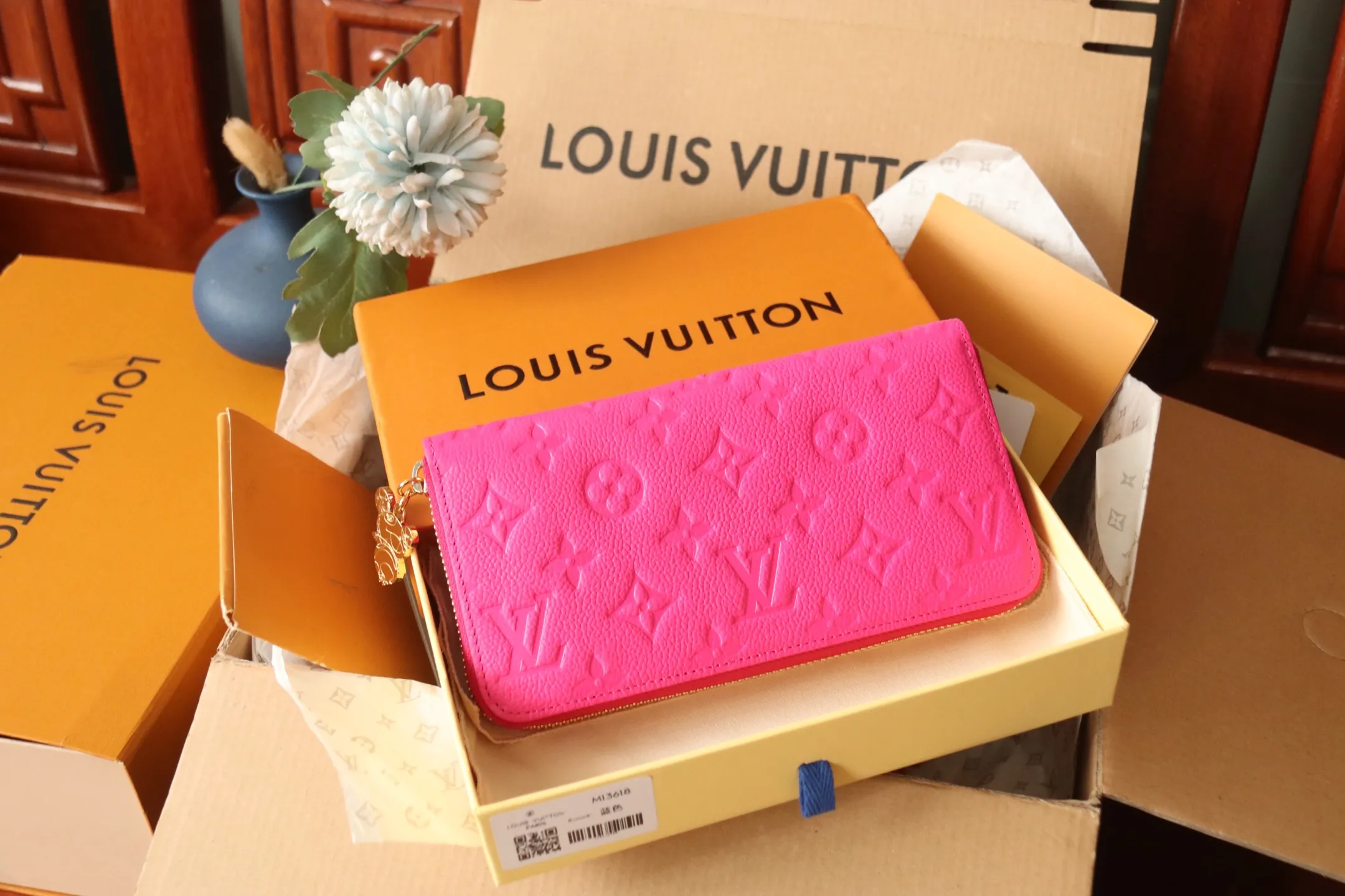 Original quality P600 M13618 rose red Murakami Takashi collaboration series is one of the representative works of Louis Vuitton. This Zippy zipper wallet is made of Monogram canvas and is practical. It contains spacious compartments, a zippered coin pocket and multiple credit card slots. Named for its secure wraparound zipper, the wallet is lined with grained leather. Fully functional, it can also be used as a clutch. 19.5 x 10.5 x 2.5 cm (length x height x width)