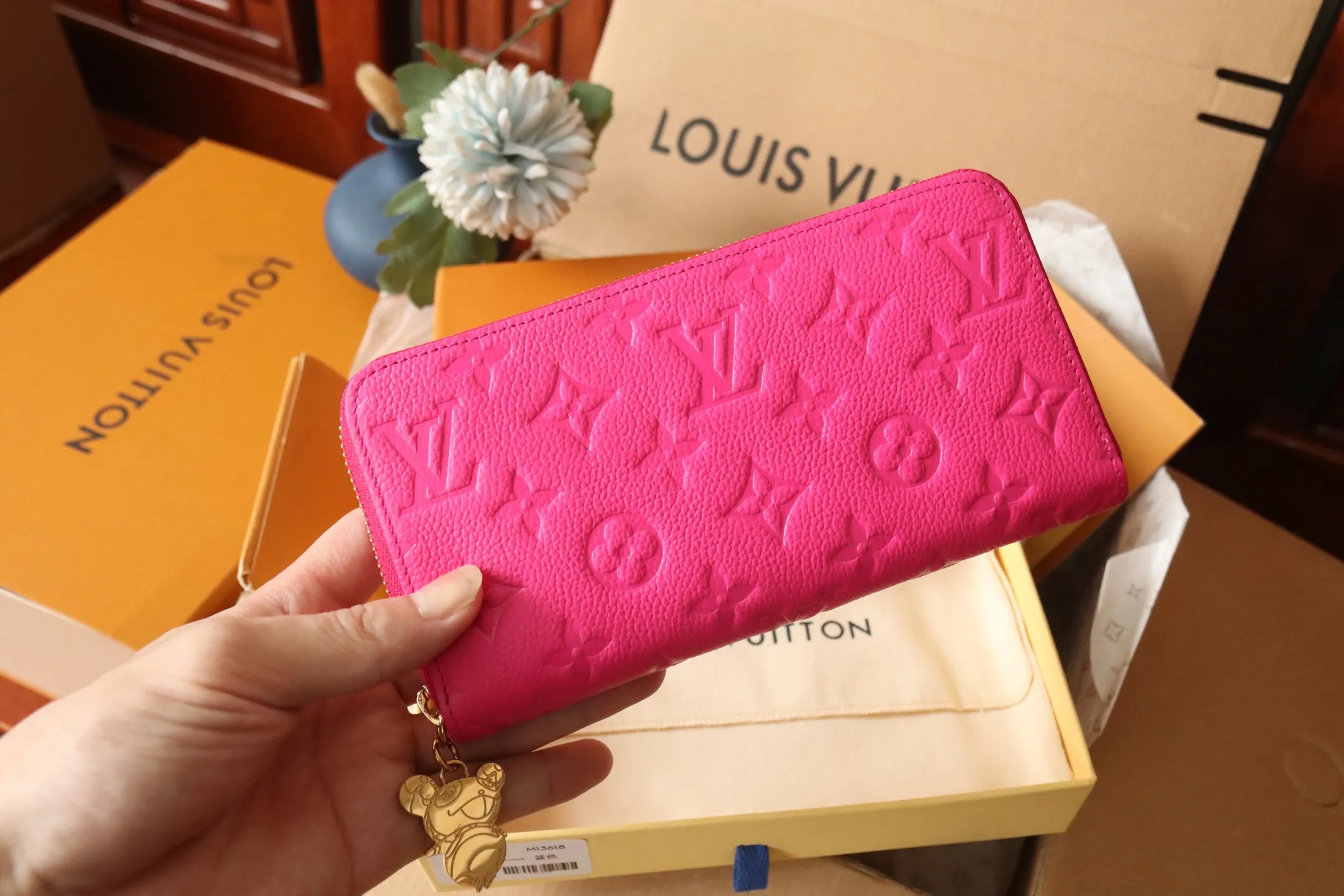 Original quality P600 M13618 rose red Murakami Takashi collaboration series is one of the representative works of Louis Vuitton. This Zippy zipper wallet is made of Monogram canvas and is practical. It contains spacious compartments, a zippered coin pocket and multiple credit card slots. Named for its secure wraparound zipper, the wallet is lined with grained leather. Fully functional, it can also be used as a clutch. 19.5 x 10.5 x 2.5 cm (length x height x width)