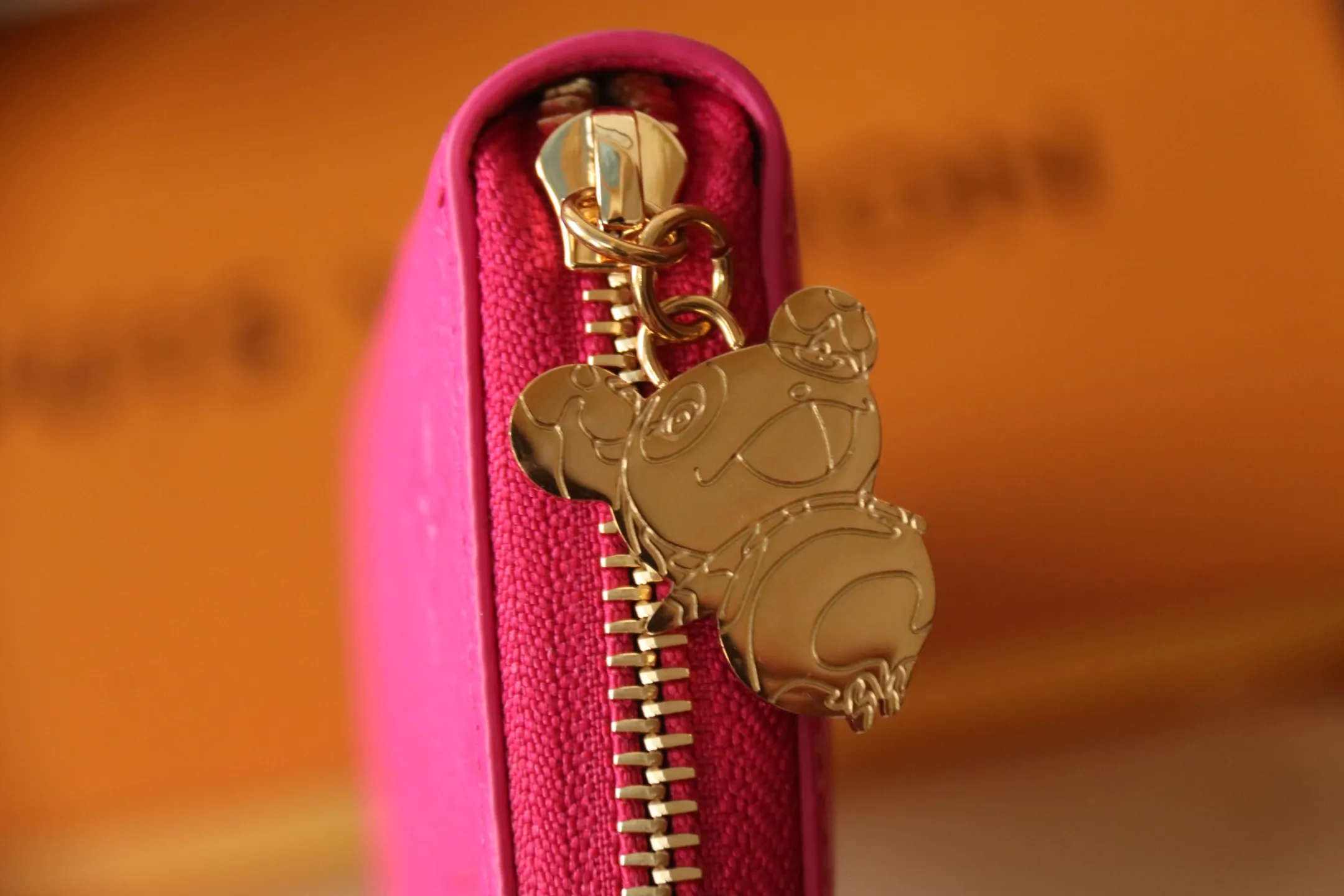 Original quality P600 M13618 rose red Murakami Takashi collaboration series is one of the representative works of Louis Vuitton. This Zippy zipper wallet is made of Monogram canvas and is practical. It contains spacious compartments, a zippered coin pocket and multiple credit card slots. Named for its secure wraparound zipper, the wallet is lined with grained leather. Fully functional, it can also be used as a clutch. 19.5 x 10.5 x 2.5 cm (length x height x width)