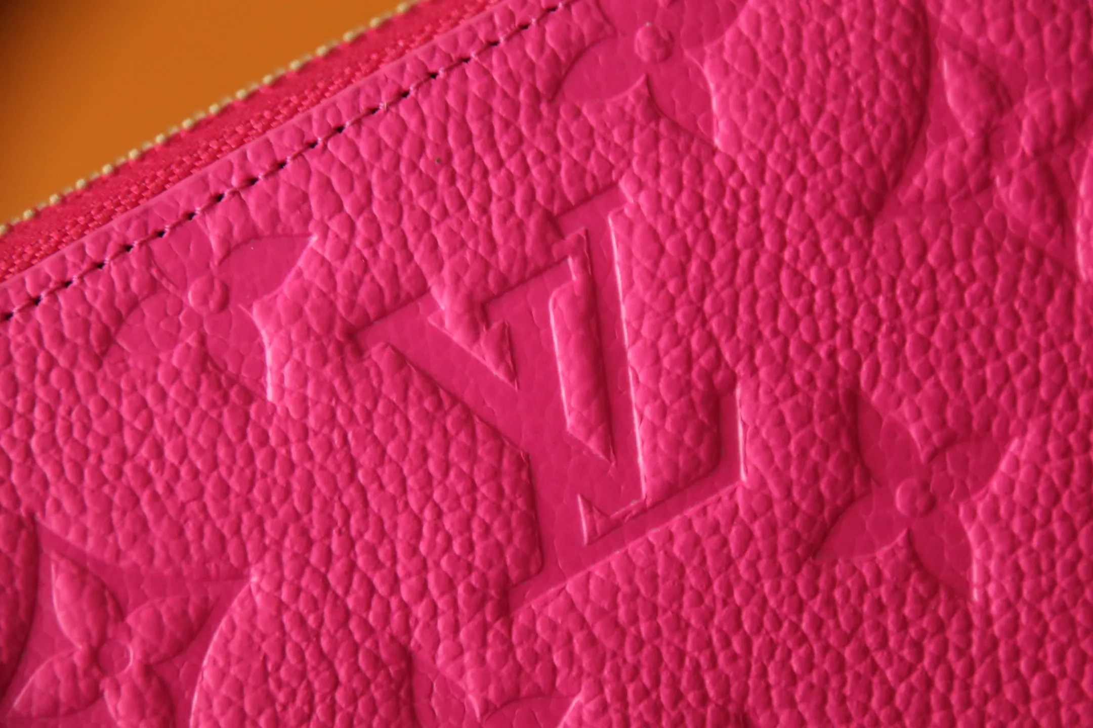 Original quality P600 M13618 rose red Murakami Takashi collaboration series is one of the representative works of Louis Vuitton. This Zippy zipper wallet is made of Monogram canvas and is practical. It contains spacious compartments, a zippered coin pocket and multiple credit card slots. Named for its secure wraparound zipper, the wallet is lined with grained leather. Fully functional, it can also be used as a clutch. 19.5 x 10.5 x 2.5 cm (length x height x width)