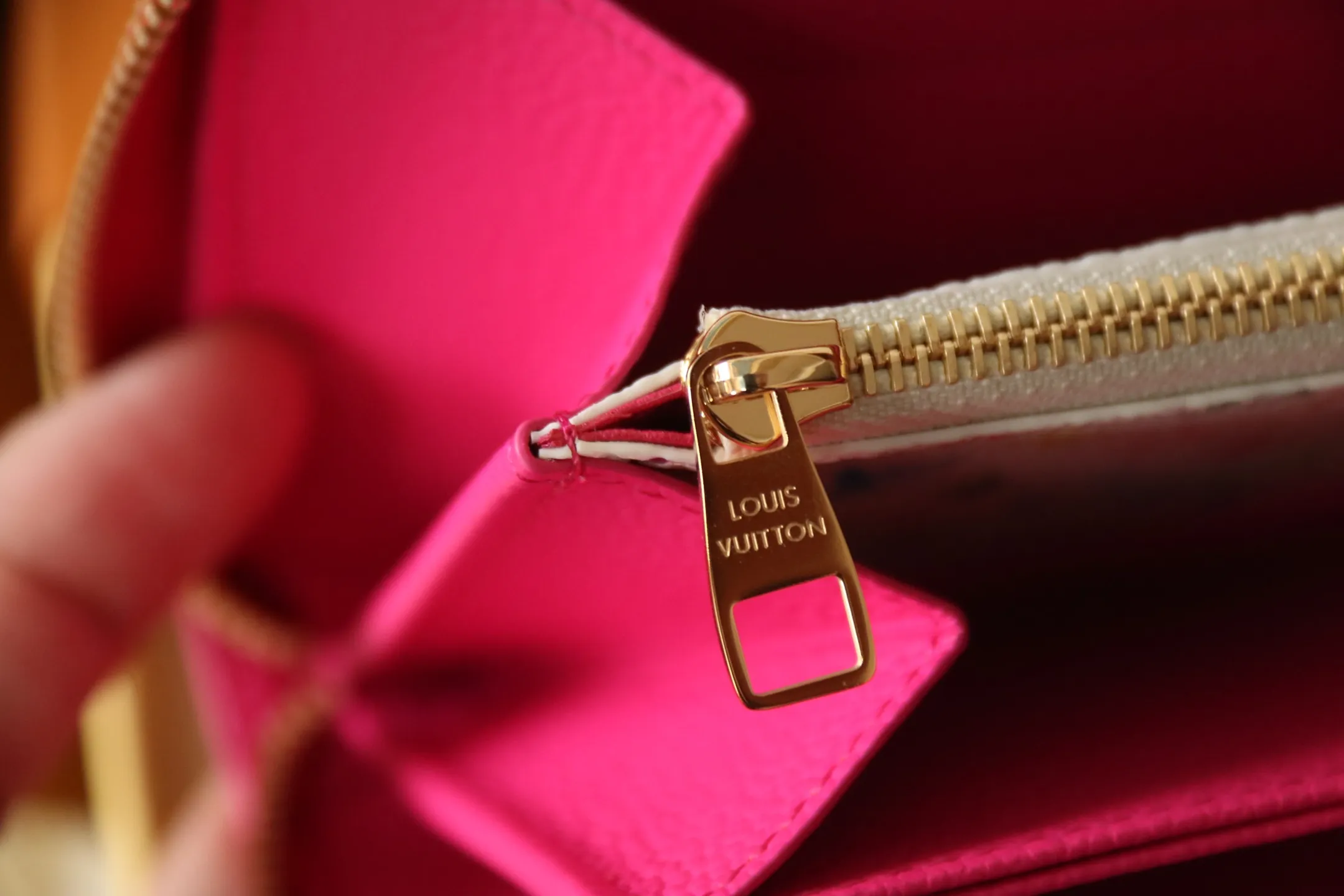 Original quality P600 M13618 rose red Murakami Takashi collaboration series is one of the representative works of Louis Vuitton. This Zippy zipper wallet is made of Monogram canvas and is practical. It contains spacious compartments, a zippered coin pocket and multiple credit card slots. Named for its secure wraparound zipper, the wallet is lined with grained leather. Fully functional, it can also be used as a clutch. 19.5 x 10.5 x 2.5 cm (length x height x width)