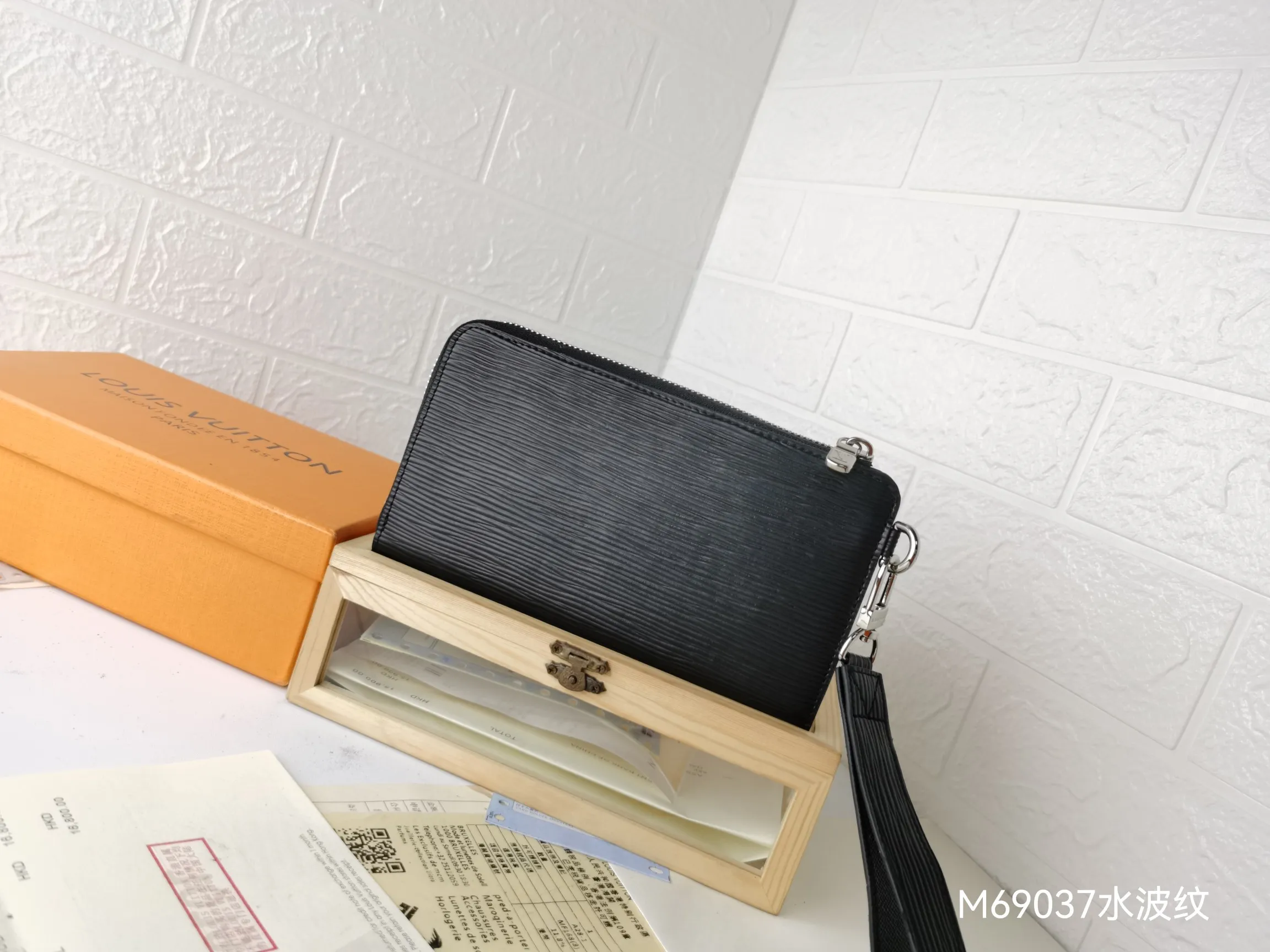 P160💰Top original version💎【Real shot with home background】Zippy Dragonne zipper wallet M69037# Pays tribute to Louis Vuitton's tradition of traveling and making suitcases. The wallet is decorated with travel-style patches and the Louis Vuitton logo. With its compact interior and simple design, this wallet is ideal for everyday use. 19.0x11.0x3.5cm