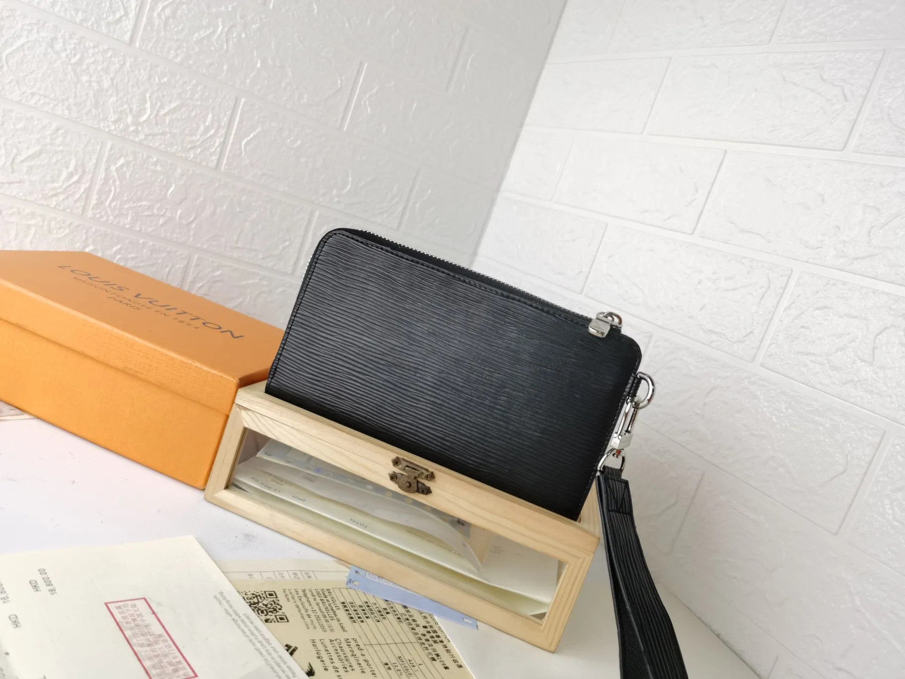 P160💰Top original version💎【Real shot with home background】Zippy Dragonne zipper wallet M69037# Pays tribute to Louis Vuitton's tradition of traveling and making suitcases. The wallet is decorated with travel-style patches and the Louis Vuitton logo. With its compact interior and simple design, this wallet is ideal for everyday use. 19.0x11.0x3.5cm