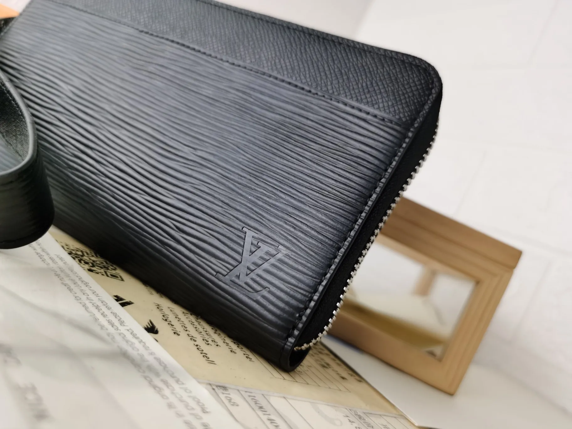 P160💰Top original version💎【Real shot with home background】Zippy Dragonne zipper wallet M69037# Pays tribute to Louis Vuitton's tradition of traveling and making suitcases. The wallet is decorated with travel-style patches and the Louis Vuitton logo. With its compact interior and simple design, this wallet is ideal for everyday use. 19.0x11.0x3.5cm