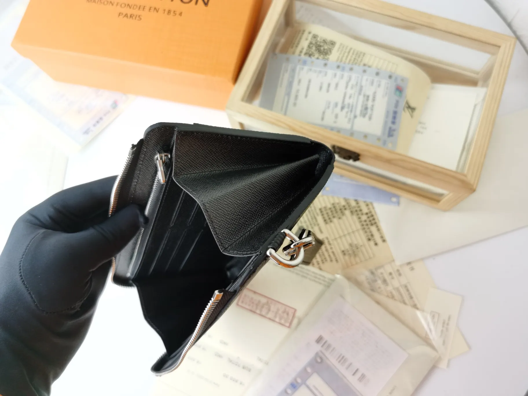 P160💰Top original version💎【Real shot with home background】Zippy Dragonne zipper wallet M69037# Pays tribute to Louis Vuitton's tradition of traveling and making suitcases. The wallet is decorated with travel-style patches and the Louis Vuitton logo. With its compact interior and simple design, this wallet is ideal for everyday use. 19.0x11.0x3.5cm