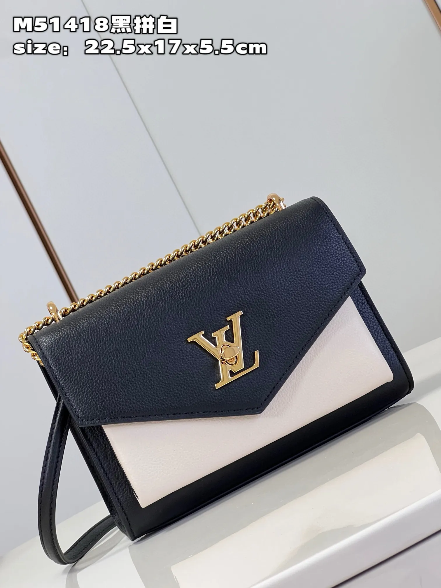💰1240 (top layer leather) top original single M51418 black and white 】M82121 This Mylockme chain bag declares the trend direction with its exquisite college style configuration. The soft cow leather body can accommodate daily needs, and the long chain shoulder strap can be folded in half to be worn as a short shoulder or cross-body. size：22.5x17x5.5cm