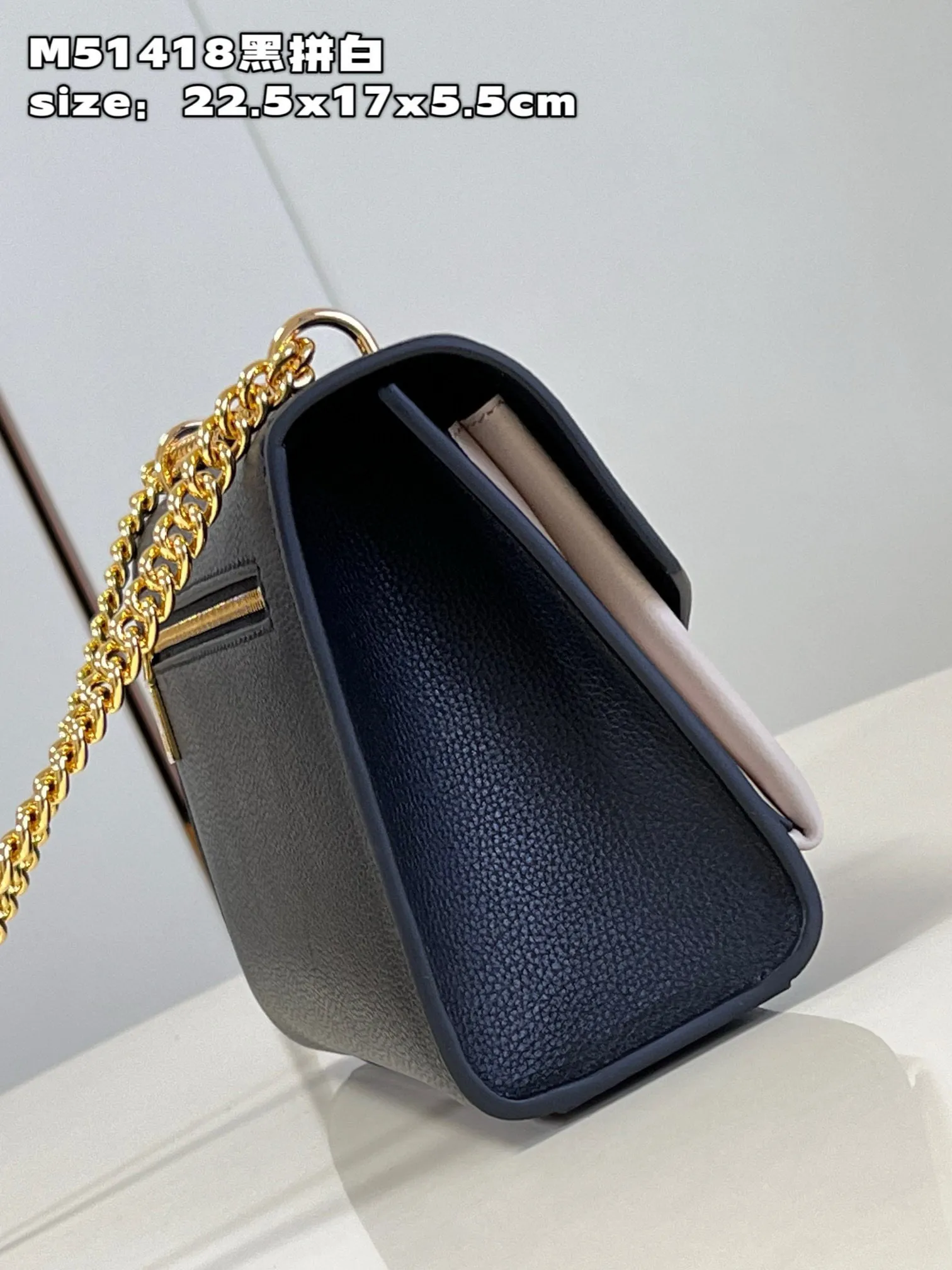 💰1240 (top layer leather) top original single M51418 black and white 】M82121 This Mylockme chain bag declares the trend direction with its exquisite college style configuration. The soft cow leather body can accommodate daily needs, and the long chain shoulder strap can be folded in half to be worn as a short shoulder or cross-body. size：22.5x17x5.5cm