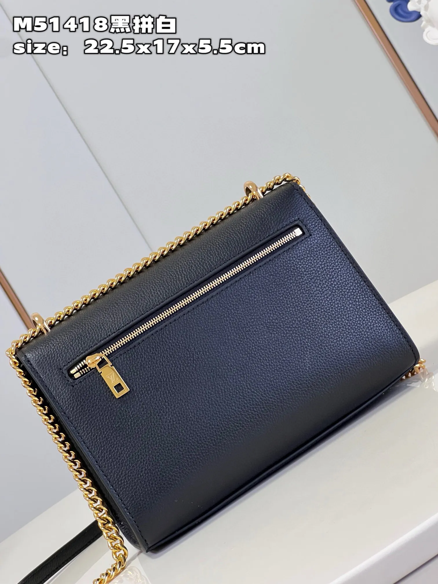 💰1240 (top layer leather) top original single M51418 black and white 】M82121 This Mylockme chain bag declares the trend direction with its exquisite college style configuration. The soft cow leather body can accommodate daily needs, and the long chain shoulder strap can be folded in half to be worn as a short shoulder or cross-body. size：22.5x17x5.5cm