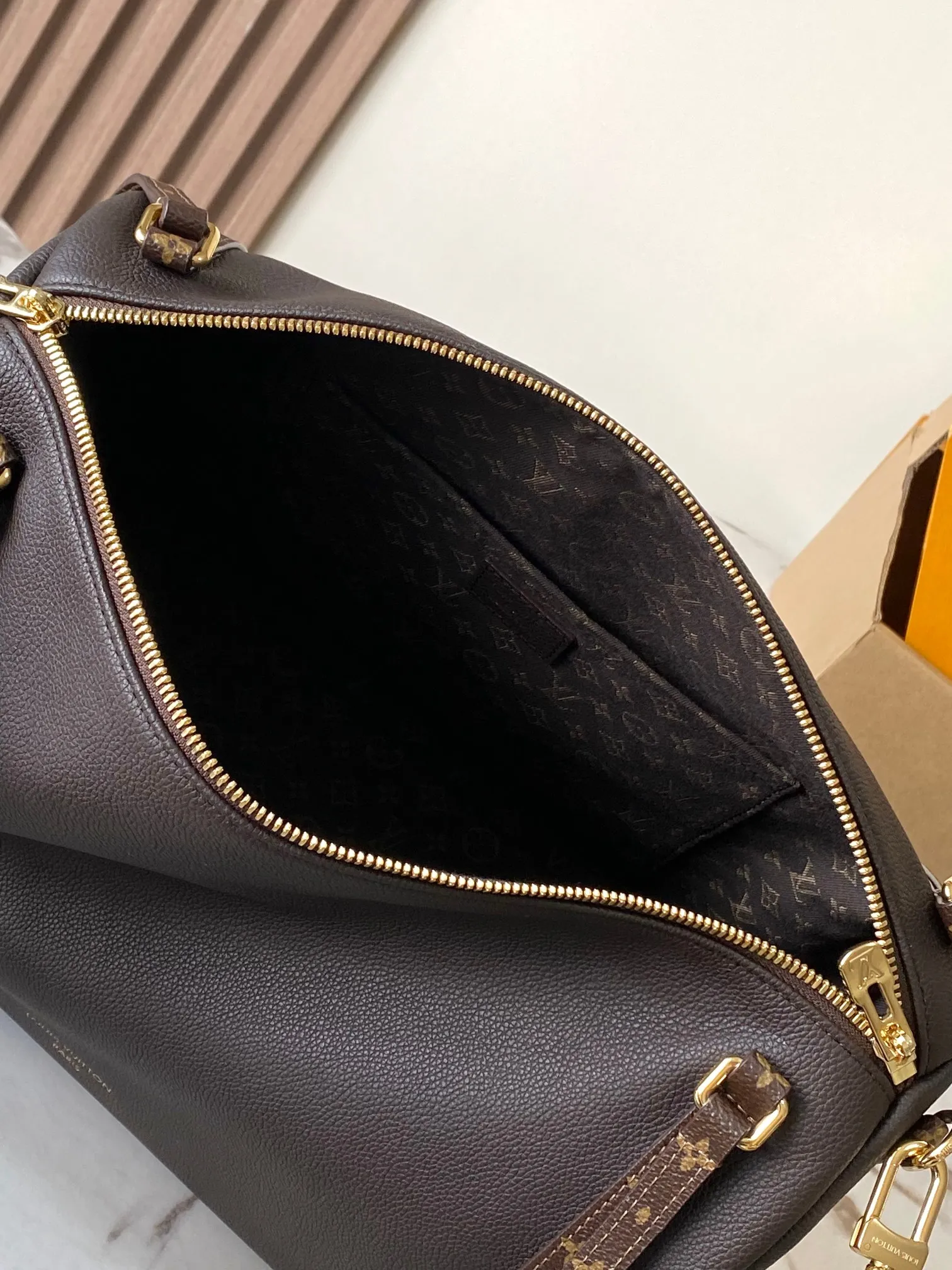 p2000 [Special grade MB163c chip version original leather] This Express medium handbag Model: M26397 Material: Grade A all-steel hardware, imported original cowhide Packaging: Full set of original duty-free MB packaging Dimensions: 24 x 18.5 x 36 cm
