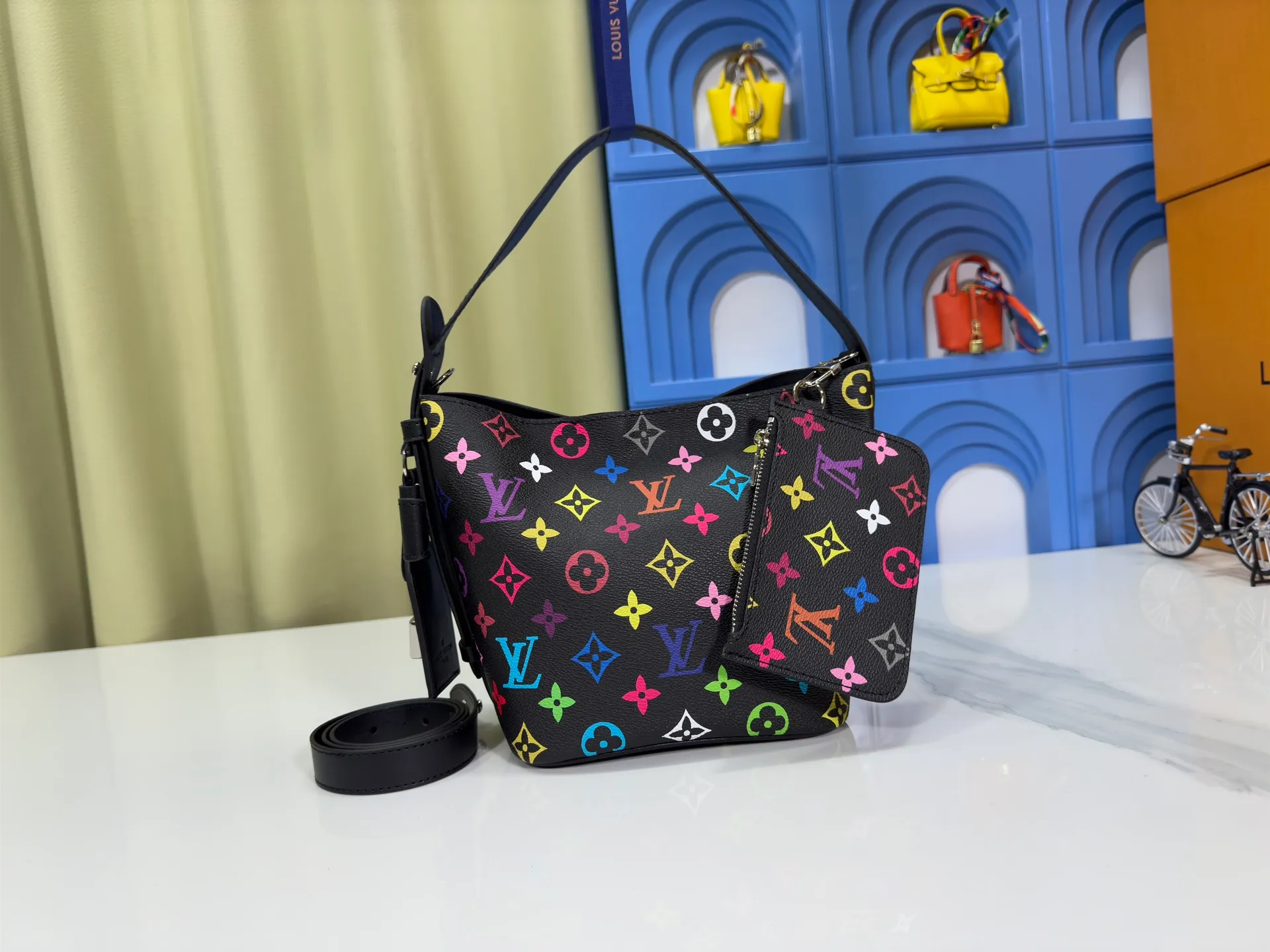 P200 upgraded original M12925 M12926 M13480 M13044 M14356 M13045 M13089 This All In BB handbag is made of Monogram cow leather with shiny metal parts, and the iconic padlock and nameplate highlight the classic style. The adjustable shoulder strap continues the brand's trunk-making heritage, and the leather shoulder strap adds cross-body and shoulder carry options. The foldable design enables the silhouette to be retracted and retracted freely, providing ample space for daily use. 16.0 x 18.0 x 12.0 cm (length x height x width)