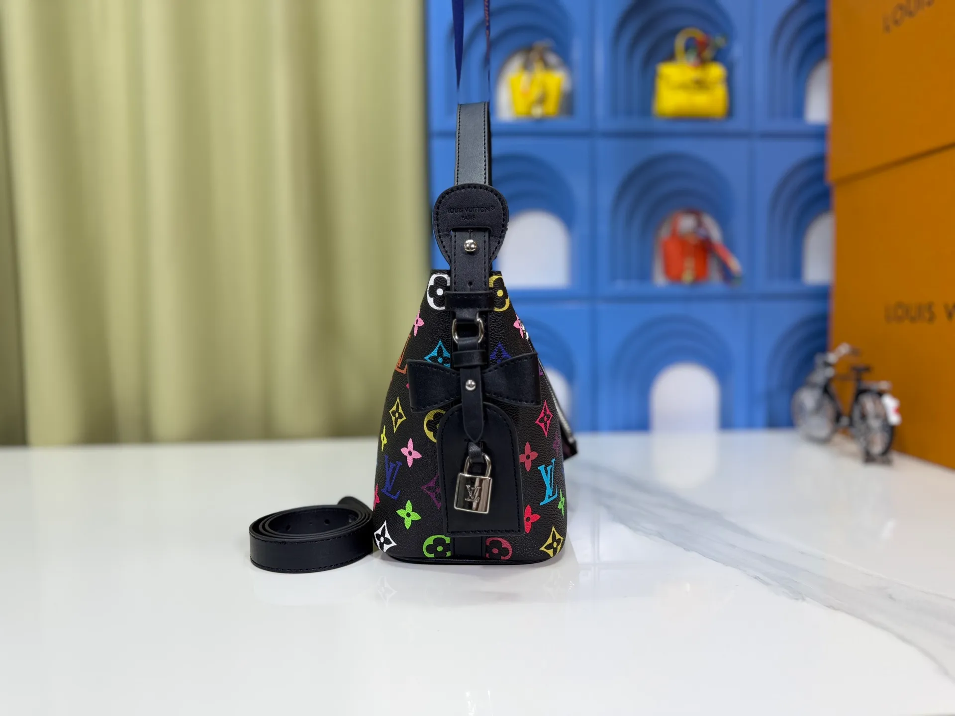 P200 upgraded original M12925 M12926 M13480 M13044 M14356 M13045 M13089 This All In BB handbag is made of Monogram cow leather with shiny metal parts, and the iconic padlock and nameplate highlight the classic style. The adjustable shoulder strap continues the brand's trunk-making heritage, and the leather shoulder strap adds cross-body and shoulder carry options. The foldable design enables the silhouette to be retracted and retracted freely, providing ample space for daily use. 16.0 x 18.0 x 12.0 cm (length x height x width)