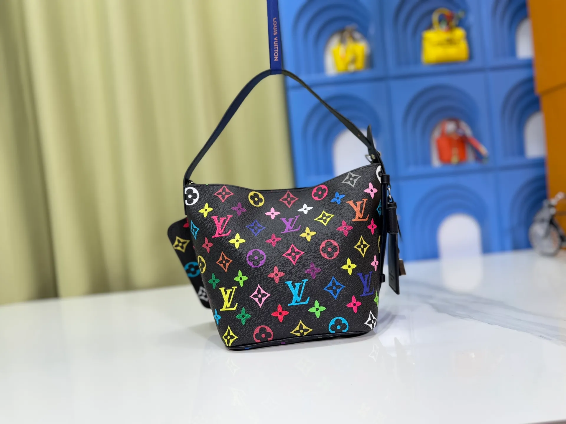 P200 upgraded original M12925 M12926 M13480 M13044 M14356 M13045 M13089 This All In BB handbag is made of Monogram cow leather with shiny metal parts, and the iconic padlock and nameplate highlight the classic style. The adjustable shoulder strap continues the brand's trunk-making heritage, and the leather shoulder strap adds cross-body and shoulder carry options. The foldable design enables the silhouette to be retracted and retracted freely, providing ample space for daily use. 16.0 x 18.0 x 12.0 cm (length x height x width)