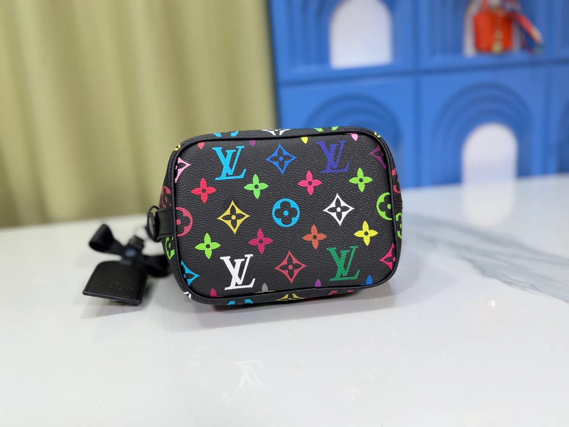 P200 upgraded original M12925 M12926 M13480 M13044 M14356 M13045 M13089 This All In BB handbag is made of Monogram cow leather with shiny metal parts, and the iconic padlock and nameplate highlight the classic style. The adjustable shoulder strap continues the brand's trunk-making heritage, and the leather shoulder strap adds cross-body and shoulder carry options. The foldable design enables the silhouette to be retracted and retracted freely, providing ample space for daily use. 16.0 x 18.0 x 12.0 cm (length x height x width)