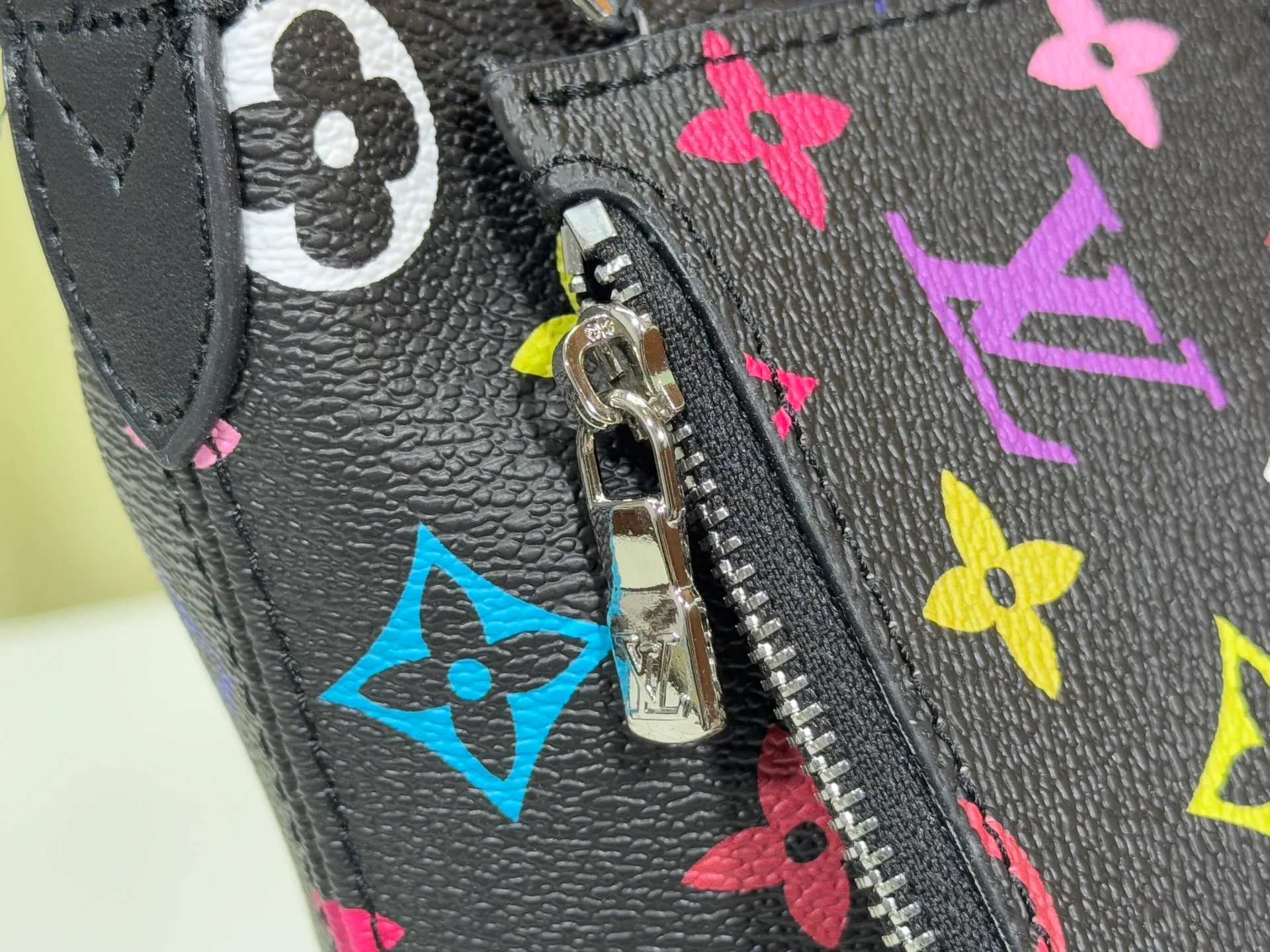 P200 upgraded original M12925 M12926 M13480 M13044 M14356 M13045 M13089 This All In BB handbag is made of Monogram cow leather with shiny metal parts, and the iconic padlock and nameplate highlight the classic style. The adjustable shoulder strap continues the brand's trunk-making heritage, and the leather shoulder strap adds cross-body and shoulder carry options. The foldable design enables the silhouette to be retracted and retracted freely, providing ample space for daily use. 16.0 x 18.0 x 12.0 cm (length x height x width)
