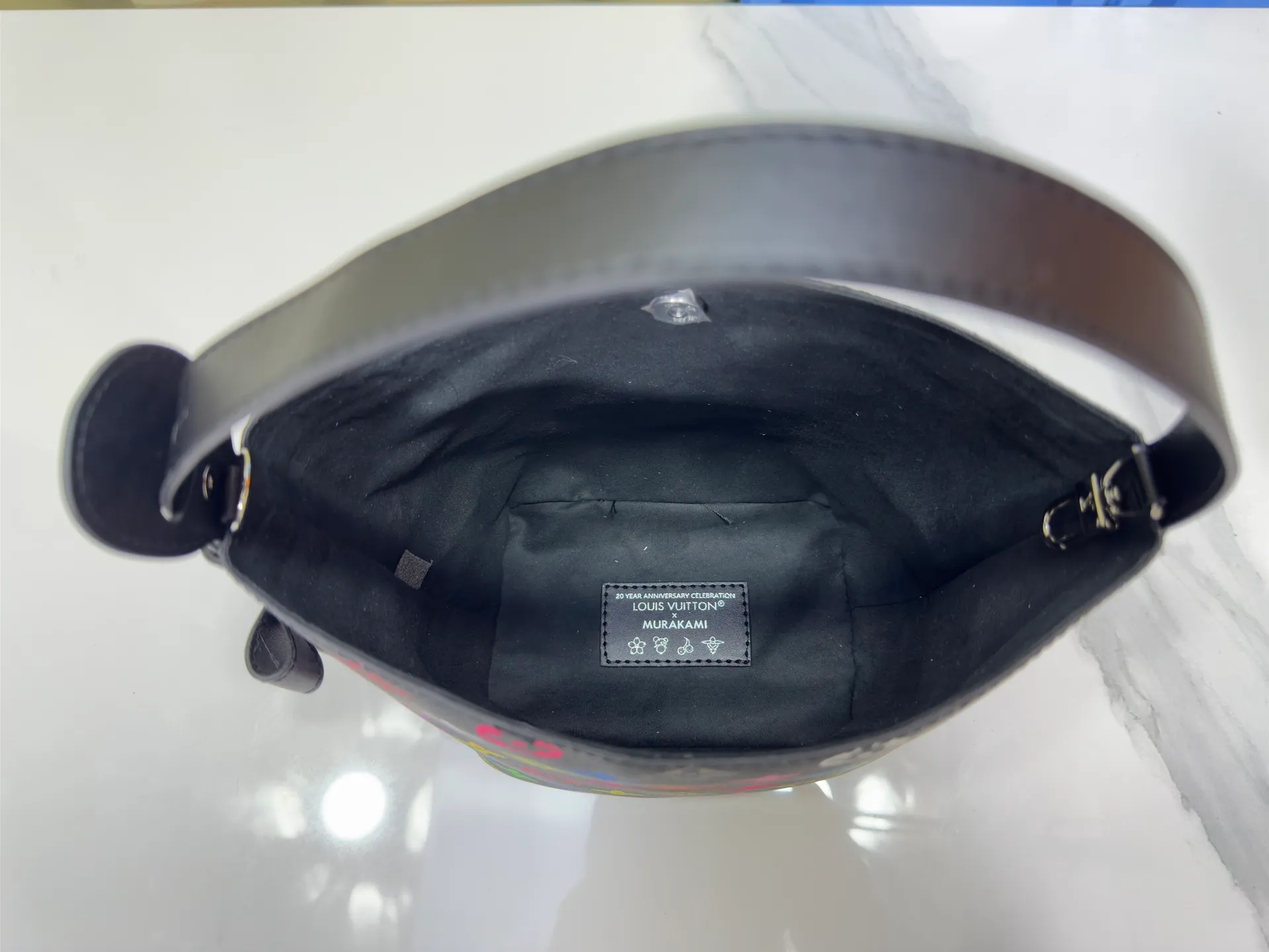 P200 upgraded original M12925 M12926 M13480 M13044 M14356 M13045 M13089 This All In BB handbag is made of Monogram cow leather with shiny metal parts, and the iconic padlock and nameplate highlight the classic style. The adjustable shoulder strap continues the brand's trunk-making heritage, and the leather shoulder strap adds cross-body and shoulder carry options. The foldable design enables the silhouette to be retracted and retracted freely, providing ample space for daily use. 16.0 x 18.0 x 12.0 cm (length x height x width)