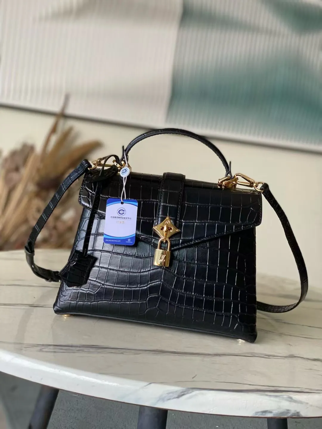 💰2200 "Special Original Leather" N98925 Crocodile Black Medium Rose des Vents medium handbag is made of smooth and grained calfskin to outline elegant lines, embellished with golden LV padlocks to shine. Use the top handle and removable and adjustable shoulder strap to create an elegant elbow or practical cross-body style for everyday travel. Dimensions: length 27 width 11 height 19