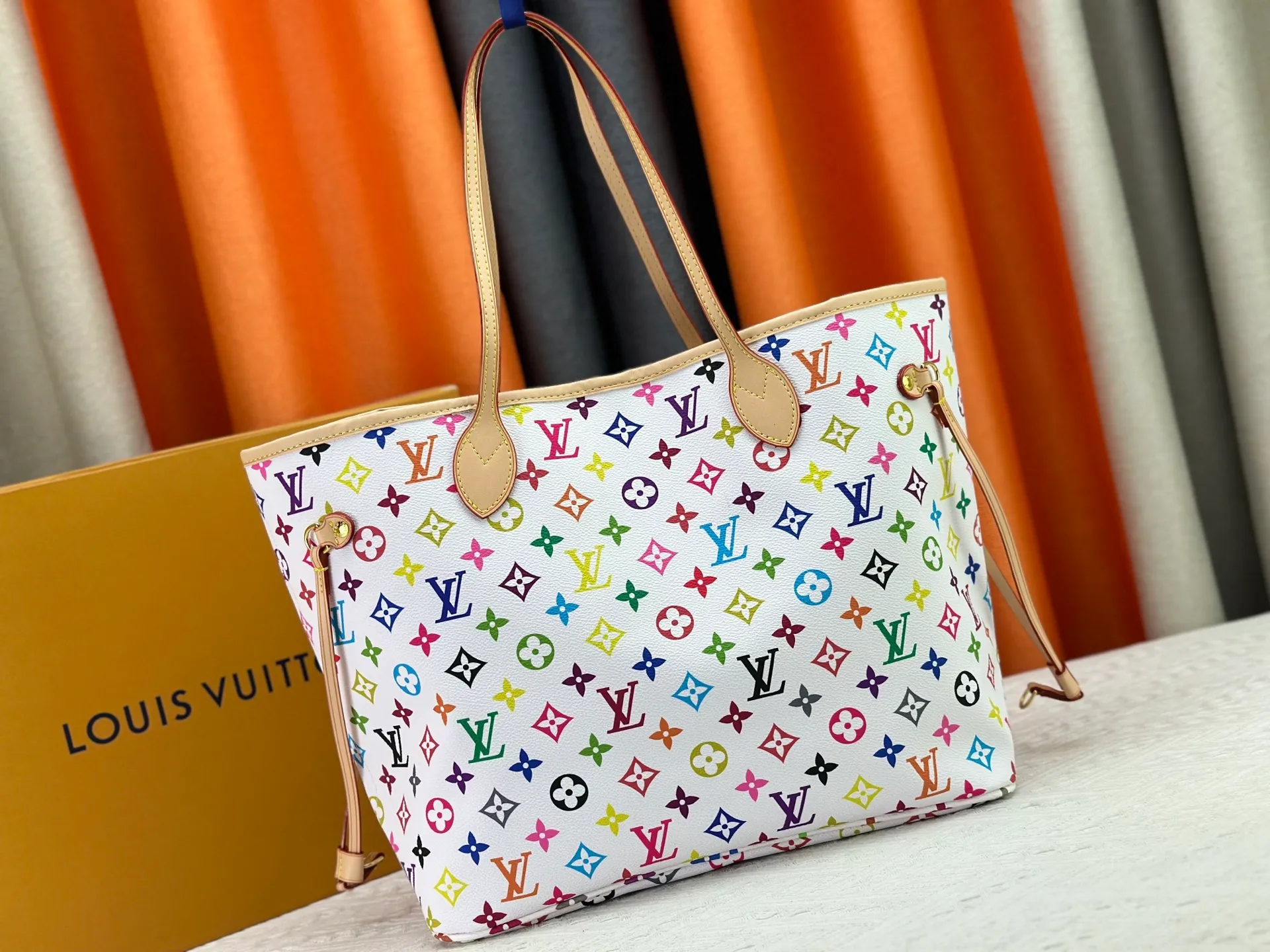 P260 Upgraded original M13675 M13271 M40995 This medium-sized Neverfull handbag is from the Louis Vuitton x Takashi Murakami reissue series. It uses Monogram canvas to create a spacious configuration, and then uses the smart Monogram floral pattern to interpret the artist's "ultra-flat" aesthetic style. Cowhide leather outlines the upper edge, handles and side straps, while the fabric lining incorporates colorful stripes. An interior zip pocket and a removable storage bag complete the functional design. Dimensions: 31.0 x 28.0 x 14.0 cm (length x height x width)