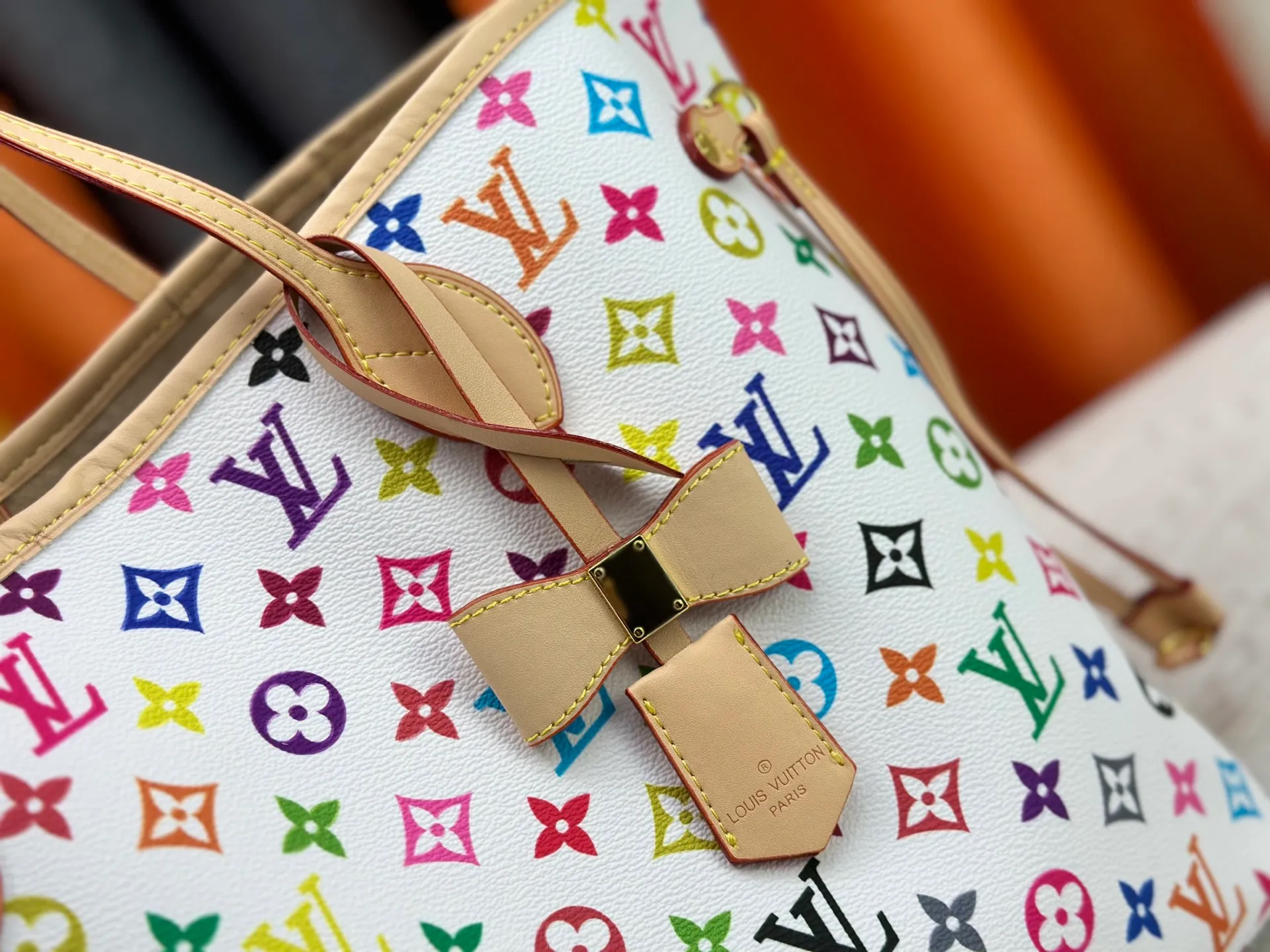 P260 Upgraded original M13675 M13271 M40995 This medium-sized Neverfull handbag is from the Louis Vuitton x Takashi Murakami reissue series. It uses Monogram canvas to create a spacious configuration, and then uses the smart Monogram floral pattern to interpret the artist's "ultra-flat" aesthetic style. Cowhide leather outlines the upper edge, handles and side straps, while the fabric lining incorporates colorful stripes. An interior zip pocket and a removable storage bag complete the functional design. Dimensions: 31.0 x 28.0 x 14.0 cm (length x height x width)