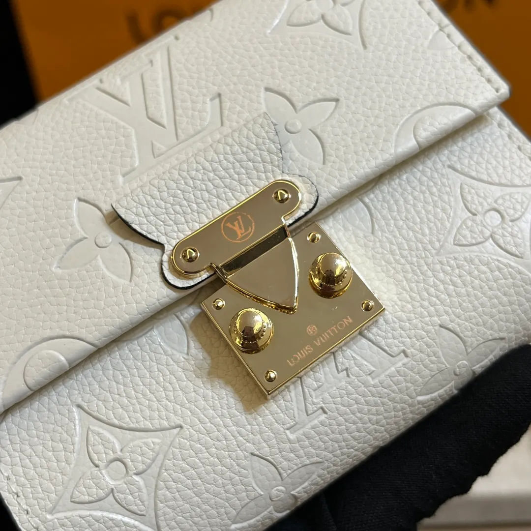💰160 💎Top original laser hardware # (imitation original quality) This Métis small wallet is made of soft Monogram Empreinte leather and embellished with the classic Monogram pattern, inspired by the Métis leather goods series. The wallet's flap is secured with a mini S-lock, a nod to traditional Louis Vuitton luggage. Compact yet practical, the wallet features a zippered accordion coin purse, two patch pockets and six credit card slots. Model: M80880 M81071 Dimensions: 11.5 x 8.5 x 4 cm