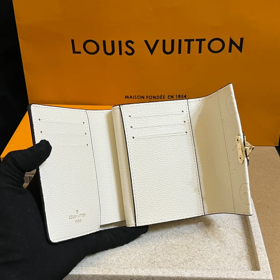 💰160 💎Top original laser hardware # (imitation original quality) This Métis small wallet is made of soft Monogram Empreinte leather and embellished with the classic Monogram pattern, inspired by the Métis leather goods series. The wallet's flap is secured with a mini S-lock, a nod to traditional Louis Vuitton luggage. Compact yet practical, the wallet features a zippered accordion coin purse, two patch pockets and six credit card slots. Model: M80880 M81071 Dimensions: 11.5 x 8.5 x 4 cm