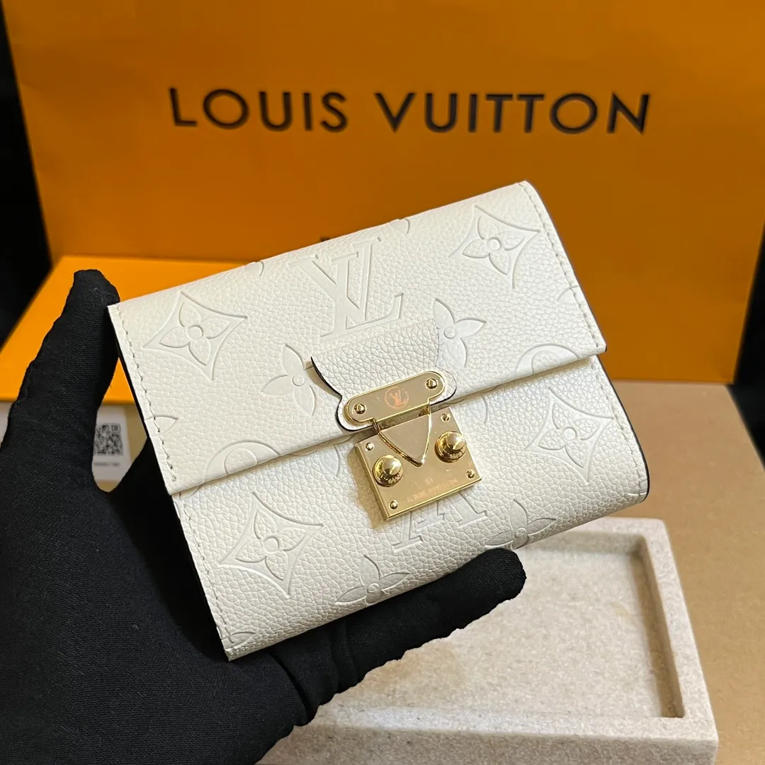 💰160 💎Top original laser hardware # (imitation original quality) This Métis small wallet is made of soft Monogram Empreinte leather and embellished with the classic Monogram pattern, inspired by the Métis leather goods series. The wallet's flap is secured with a mini S-lock, a nod to traditional Louis Vuitton luggage. Compact yet practical, the wallet features a zippered accordion coin purse, two patch pockets and six credit card slots. Model: M80880 M81071 Dimensions: 11.5 x 8.5 x 4 cm