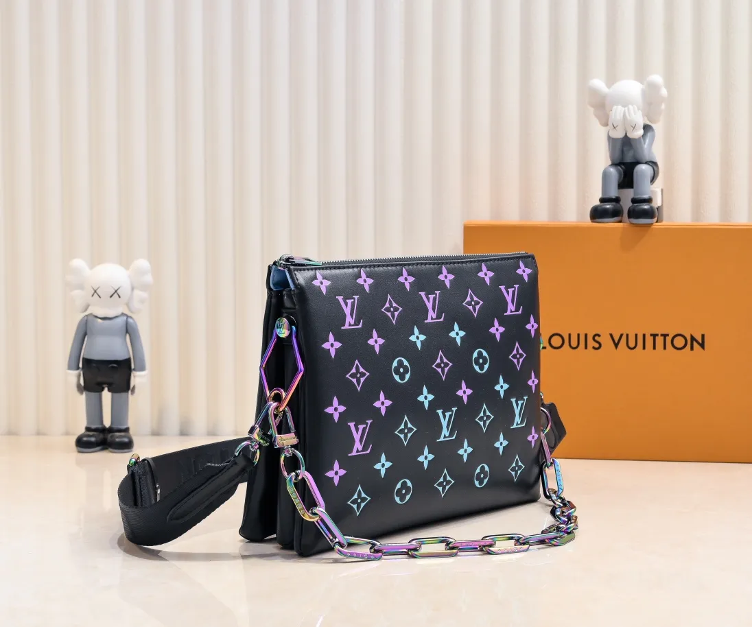 Batch 💰300 Top original model number M11225 23618 22896 57790 This small Coussin handbag is from the LVBy The Pool series. It is made of Monogram embossed sheep leather to show the watercolor effect Monogram print, echoing the elegant tones of the woven chain. There is a zippered pocket inside the compartment, and the detachable and adjustable double-sided wide shoulder strap makes it easy to carry. Dimensions: 26 x 20x12 cm (Length x Height x Width) Sheepskin Sheepskin trimmed with cow leather trimmed with metal hardware Internal compartment with zipper closure Holds a short wallet, smartphone, keys, headphones and lipstick Strap: removable, adjustable Half-length: 30.0cm Strap half-length adjustable to: 50.0cm Chain: removable Chain half-length: 27.0cm