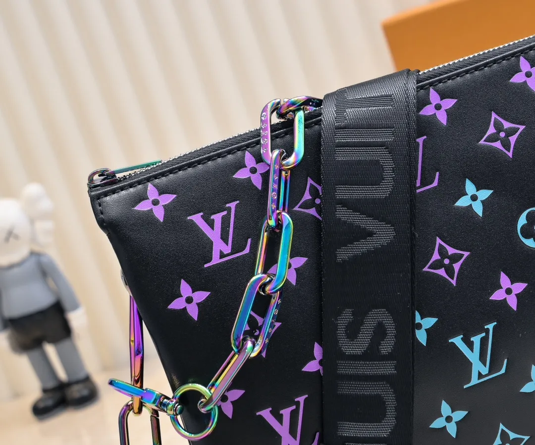 Batch 💰300 Top original model number M11225 23618 22896 57790 This small Coussin handbag is from the LVBy The Pool series. It is made of Monogram embossed sheep leather to show the watercolor effect Monogram print, echoing the elegant tones of the woven chain. There is a zippered pocket inside the compartment, and the detachable and adjustable double-sided wide shoulder strap makes it easy to carry. Dimensions: 26 x 20x12 cm (Length x Height x Width) Sheepskin Sheepskin trimmed with cow leather trimmed with metal hardware Internal compartment with zipper closure Holds a short wallet, smartphone, keys, headphones and lipstick Strap: removable, adjustable Half-length: 30.0cm Strap half-length adjustable to: 50.0cm Chain: removable Chain half-length: 27.0cm