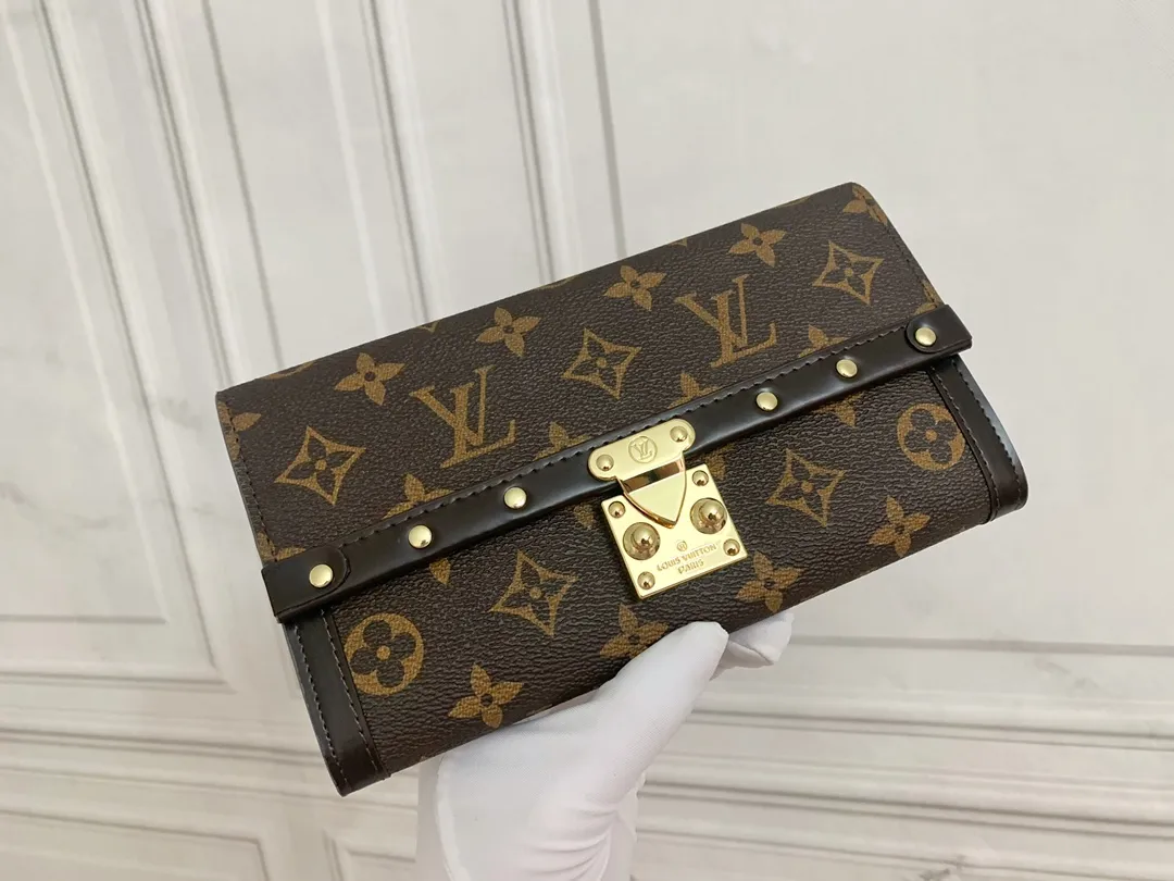 💰170 Premium Original💎 Venice Wallet Made of Damier Ebene canvas and decorated with the iconic S lock and rivets, it pays homage to Louis Vuitton's deep heritage as a luxury luggage manufacturer. Thanks to its spacious and functional interior, this model can also be used as an elegant clutch. Style number: 60535 Size: 21*11cm