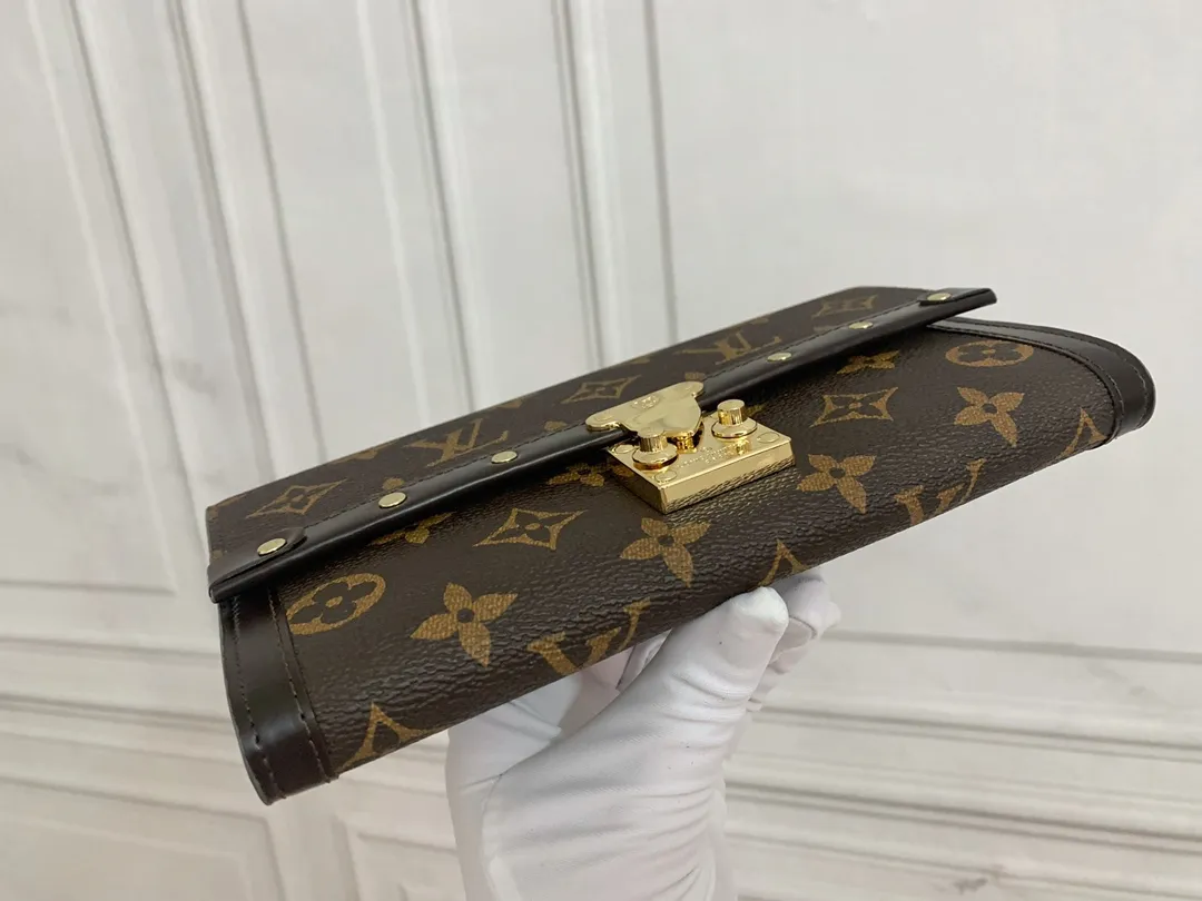💰170 Premium Original💎 Venice Wallet Made of Damier Ebene canvas and decorated with the iconic S lock and rivets, it pays homage to Louis Vuitton's deep heritage as a luxury luggage manufacturer. Thanks to its spacious and functional interior, this model can also be used as an elegant clutch. Style number: 60535 Size: 21*11cm