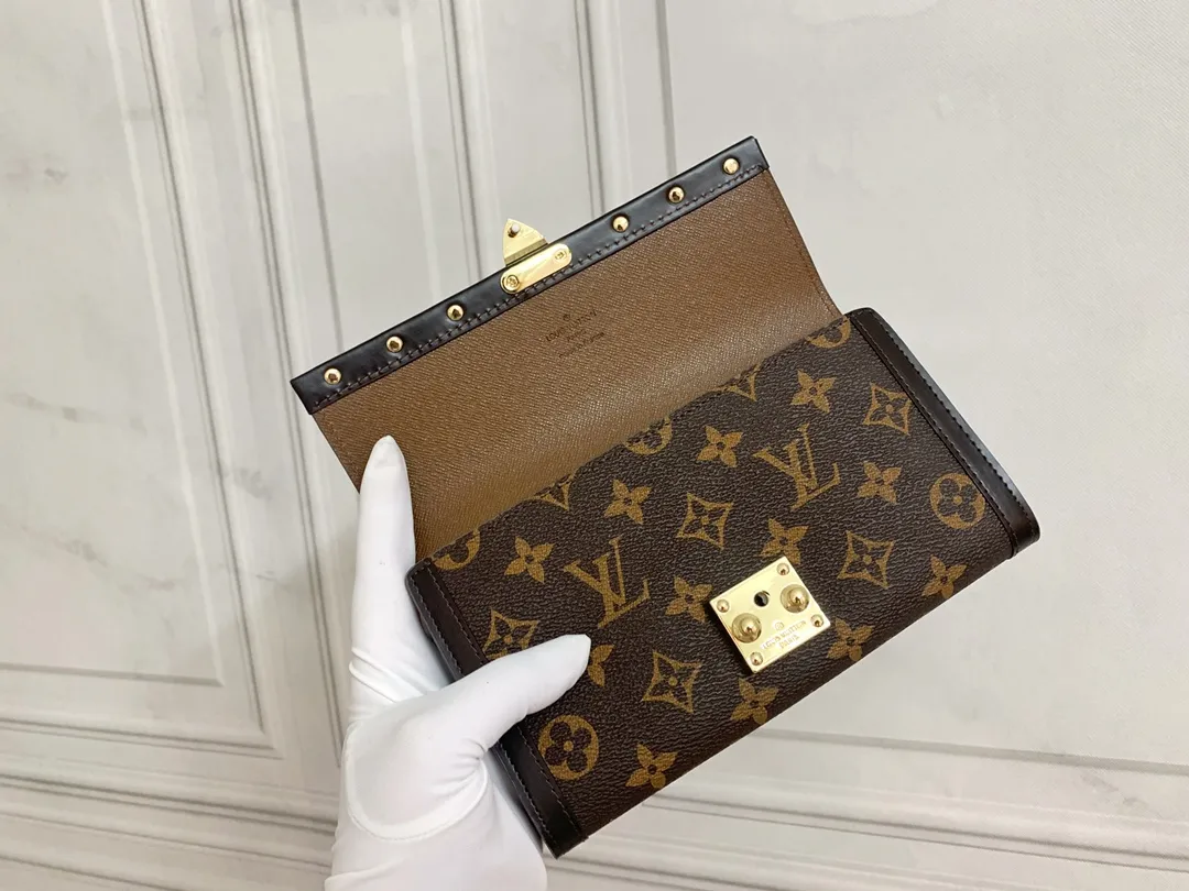 💰170 Premium Original💎 Venice Wallet Made of Damier Ebene canvas and decorated with the iconic S lock and rivets, it pays homage to Louis Vuitton's deep heritage as a luxury luggage manufacturer. Thanks to its spacious and functional interior, this model can also be used as an elegant clutch. Style number: 60535 Size: 21*11cm