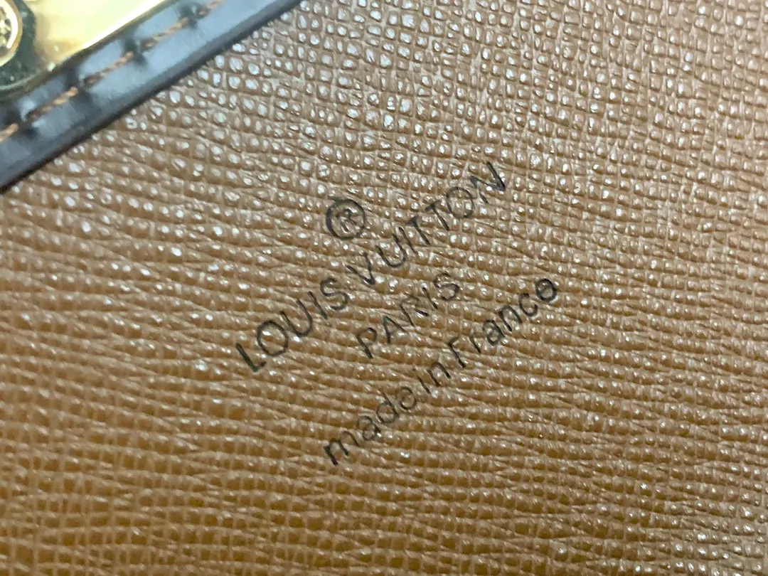 💰170 Premium Original💎 Venice Wallet Made of Damier Ebene canvas and decorated with the iconic S lock and rivets, it pays homage to Louis Vuitton's deep heritage as a luxury luggage manufacturer. Thanks to its spacious and functional interior, this model can also be used as an elegant clutch. Style number: 60535 Size: 21*11cm
