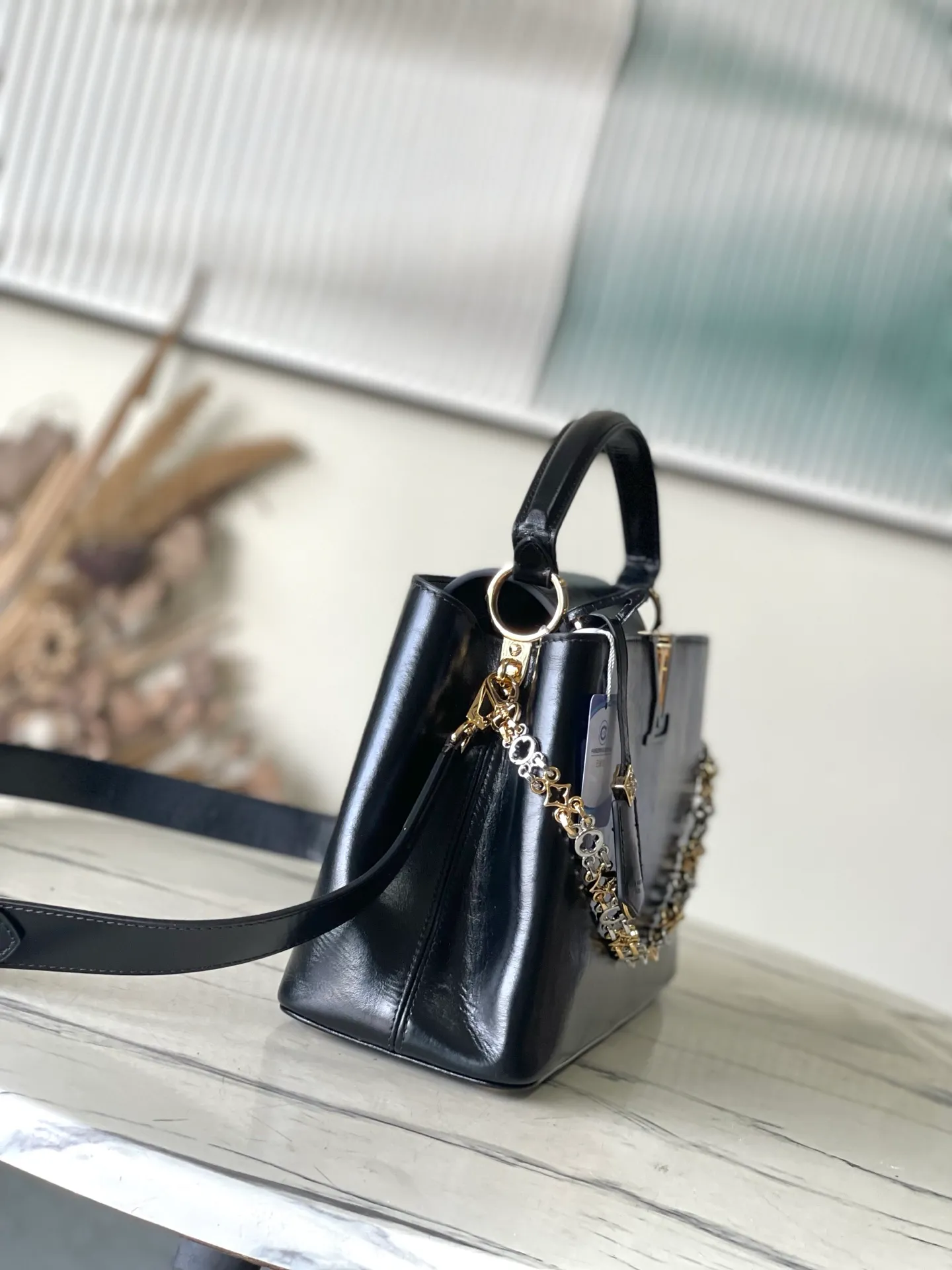 💰2600 "Special Grade Original Leather" M12924 This medium-sized Capucines Souple handbag gives the shiny cow leather a wrinkled effect, creating a visual contrast with the dazzling metal parts. The exquisite key bag continues the iconic touch, and the detachable flower-shaped double-plated chain shows off the Gothic style. Plenty of space to store daily necessities, and can be carried by hand or on the shoulder. Dimensions: 33 × 24 × 12 cm