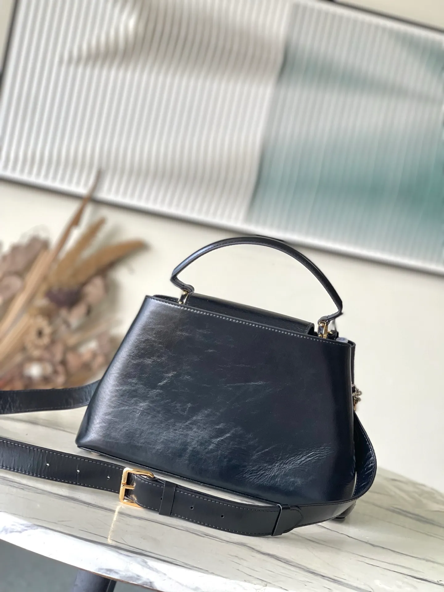 💰2600 "Special Grade Original Leather" M12924 This medium-sized Capucines Souple handbag gives the shiny cow leather a wrinkled effect, creating a visual contrast with the dazzling metal parts. The exquisite key bag continues the iconic touch, and the detachable flower-shaped double-plated chain shows off the Gothic style. Plenty of space to store daily necessities, and can be carried by hand or on the shoulder. Dimensions: 33 × 24 × 12 cm