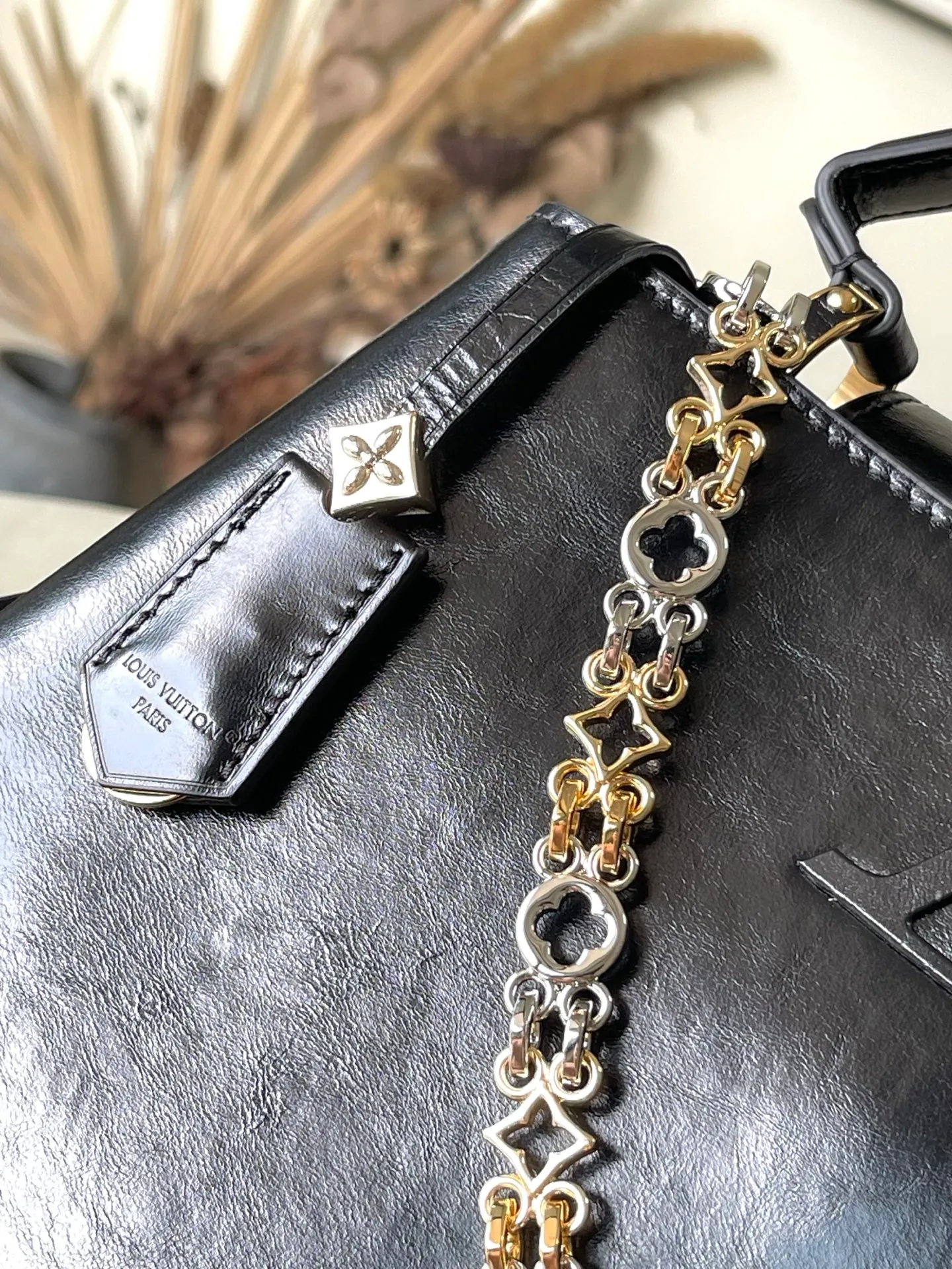 💰2600 "Special Grade Original Leather" M12924 This medium-sized Capucines Souple handbag gives the shiny cow leather a wrinkled effect, creating a visual contrast with the dazzling metal parts. The exquisite key bag continues the iconic touch, and the detachable flower-shaped double-plated chain shows off the Gothic style. Plenty of space to store daily necessities, and can be carried by hand or on the shoulder. Dimensions: 33 × 24 × 12 cm