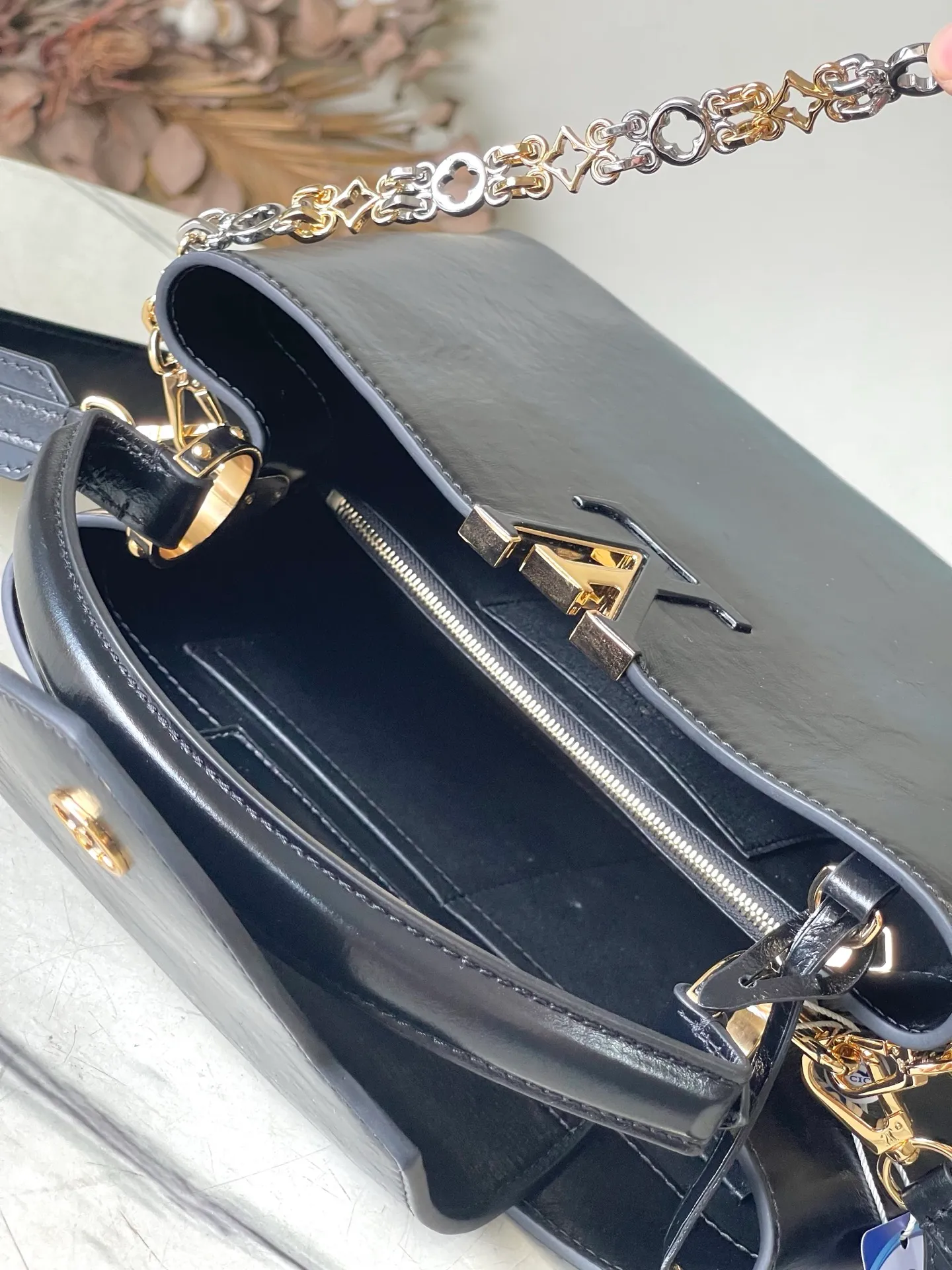 💰2600 "Special Grade Original Leather" M12924 This medium-sized Capucines Souple handbag gives the shiny cow leather a wrinkled effect, creating a visual contrast with the dazzling metal parts. The exquisite key bag continues the iconic touch, and the detachable flower-shaped double-plated chain shows off the Gothic style. Plenty of space to store daily necessities, and can be carried by hand or on the shoulder. Dimensions: 33 × 24 × 12 cm