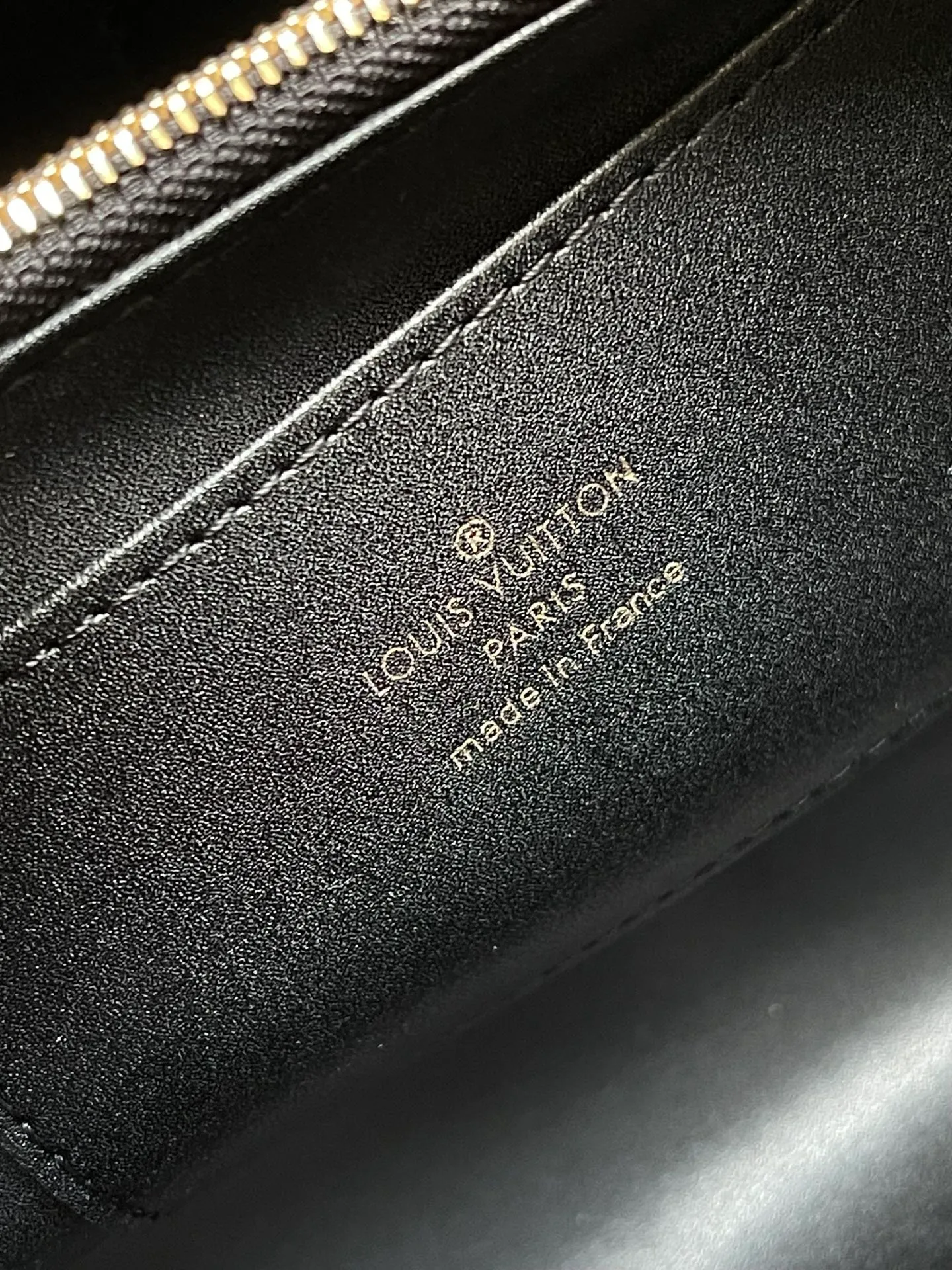 💰2600 "Special Grade Original Leather" M12924 This medium-sized Capucines Souple handbag gives the shiny cow leather a wrinkled effect, creating a visual contrast with the dazzling metal parts. The exquisite key bag continues the iconic touch, and the detachable flower-shaped double-plated chain shows off the Gothic style. Plenty of space to store daily necessities, and can be carried by hand or on the shoulder. Dimensions: 33 × 24 × 12 cm