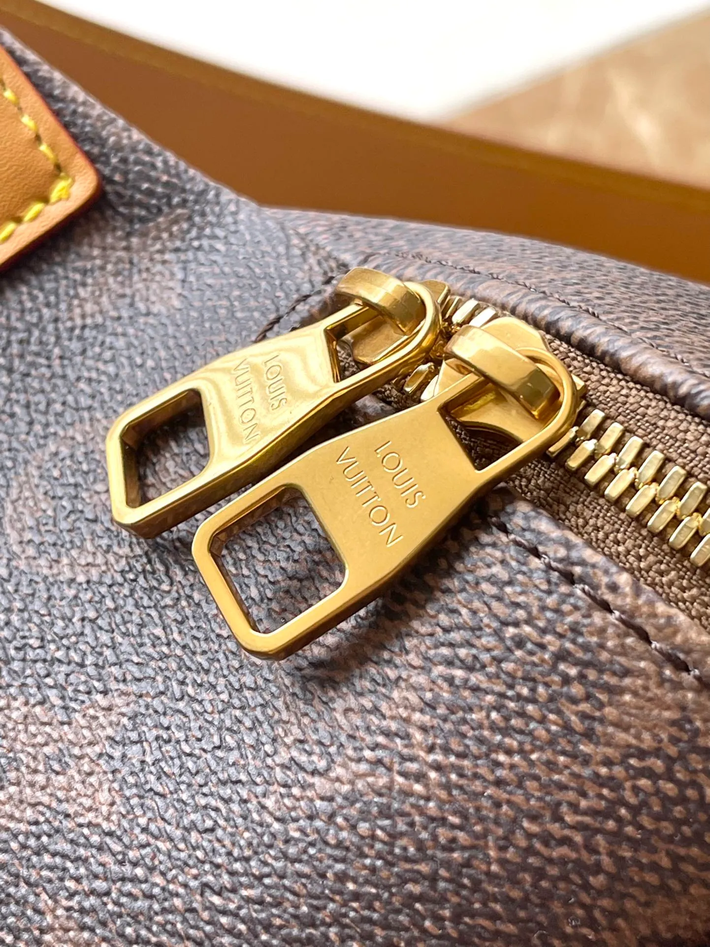 💰980 Top Original Order M11539 This Rush waist bag is made of Monogram Dust canvas to create a retro trompe l'oeil effect. It is equipped with double zippers for convenient access to the main compartment. The elegant decoration expresses the Marque L.Vuitton Deposee logo. Dimensions: 30 × 15 × 8 cm