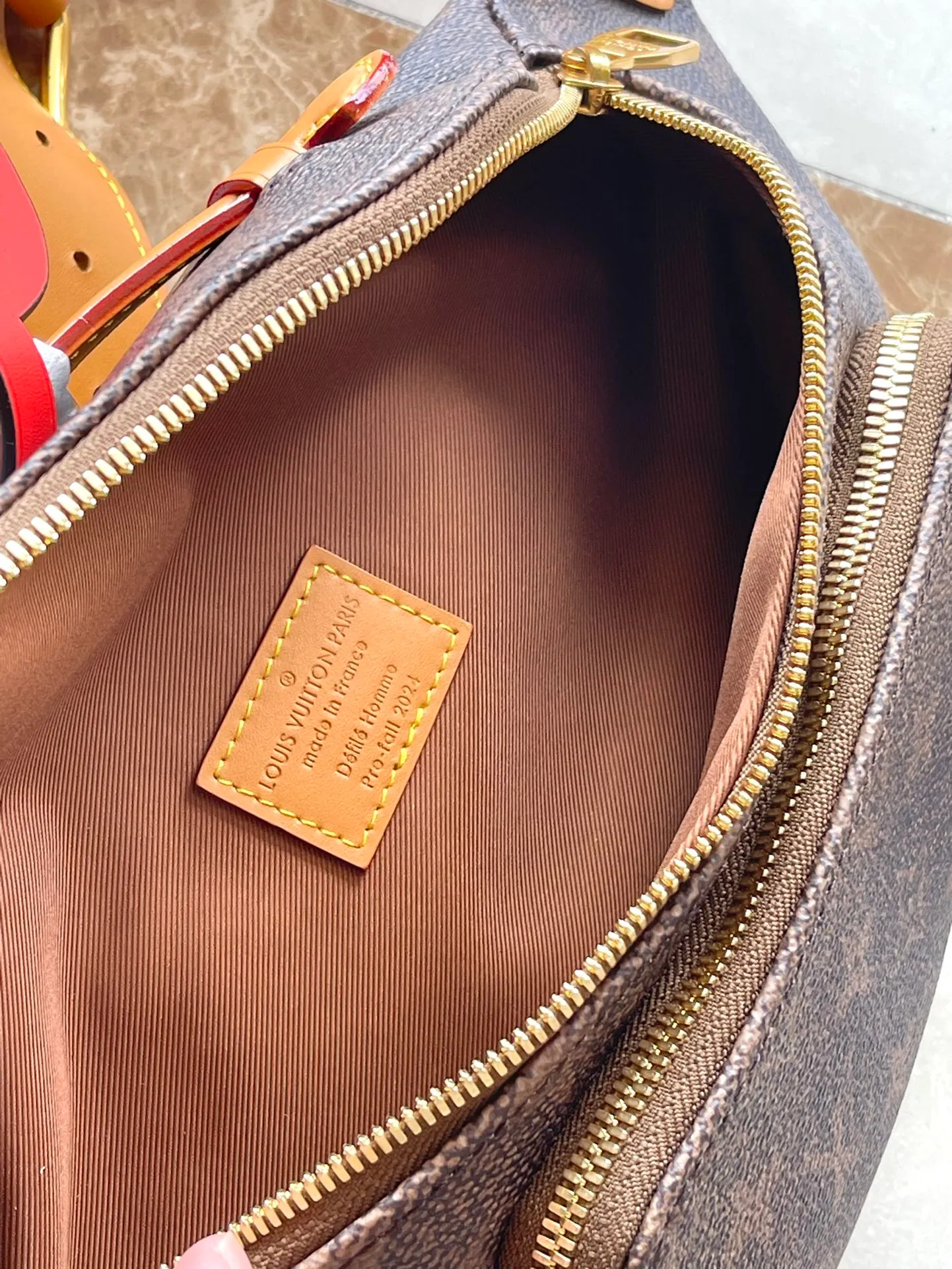 💰980 Top Original Order M11539 This Rush waist bag is made of Monogram Dust canvas to create a retro trompe l'oeil effect. It is equipped with double zippers for convenient access to the main compartment. The elegant decoration expresses the Marque L.Vuitton Deposee logo. Dimensions: 30 × 15 × 8 cm