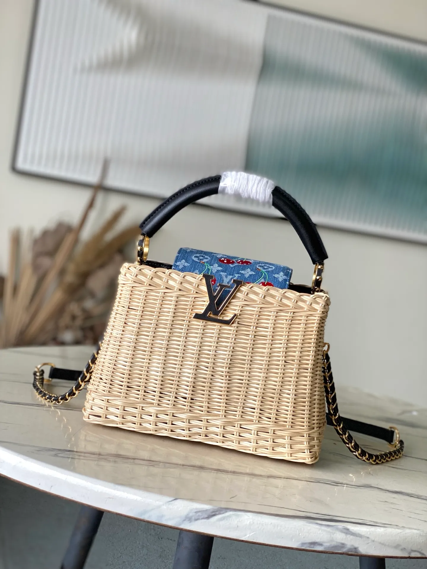 💰2480 Premium Original Leather M14295 Small Black Leather This Capucines mini handbag meets the eye-catching details of the Louis Vuitton×Takashi Murakami replica series, and uses fresh elements to highlight the trendy style. The rattan bag body complements the handles, woven shoulder straps and LV letters, and the top flap is delicately embellished with cherry patterns. Dimensions: 18 × 27 × 9 cm