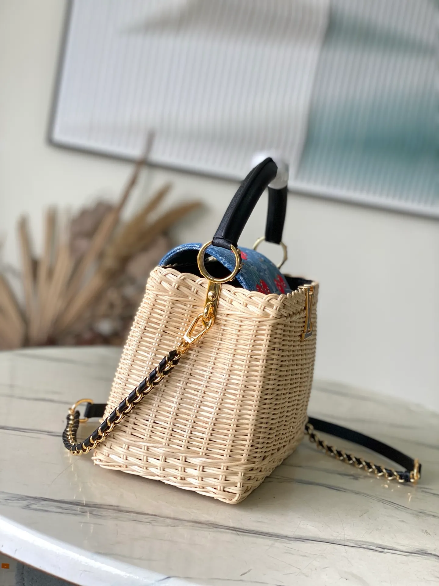 💰2480 Premium Original Leather M14295 Small Black Leather This Capucines mini handbag meets the eye-catching details of the Louis Vuitton×Takashi Murakami replica series, and uses fresh elements to highlight the trendy style. The rattan bag body complements the handles, woven shoulder straps and LV letters, and the top flap is delicately embellished with cherry patterns. Dimensions: 18 × 27 × 9 cm