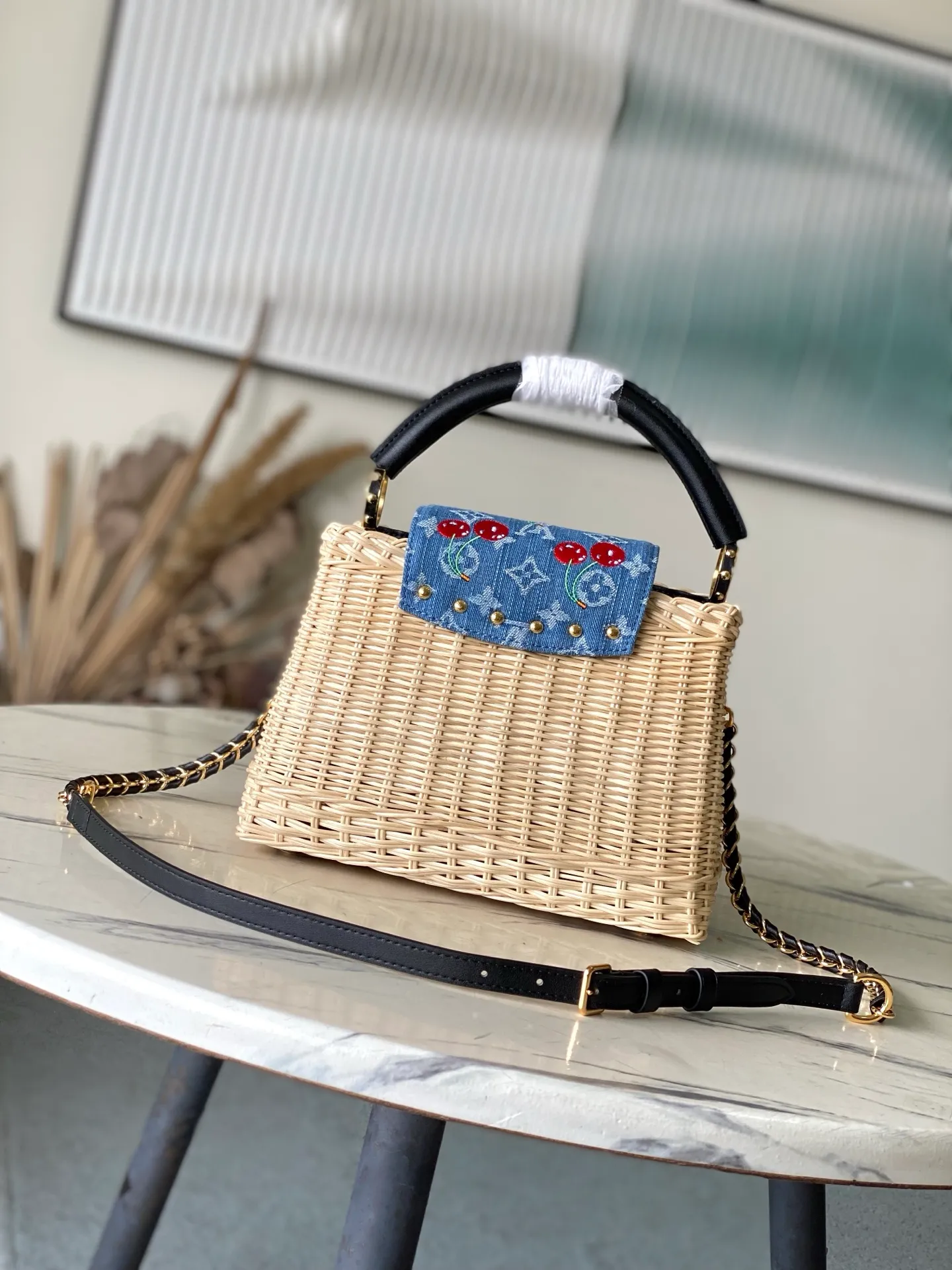 💰2480 Premium Original Leather M14295 Small Black Leather This Capucines mini handbag meets the eye-catching details of the Louis Vuitton×Takashi Murakami replica series, and uses fresh elements to highlight the trendy style. The rattan bag body complements the handles, woven shoulder straps and LV letters, and the top flap is delicately embellished with cherry patterns. Dimensions: 18 × 27 × 9 cm