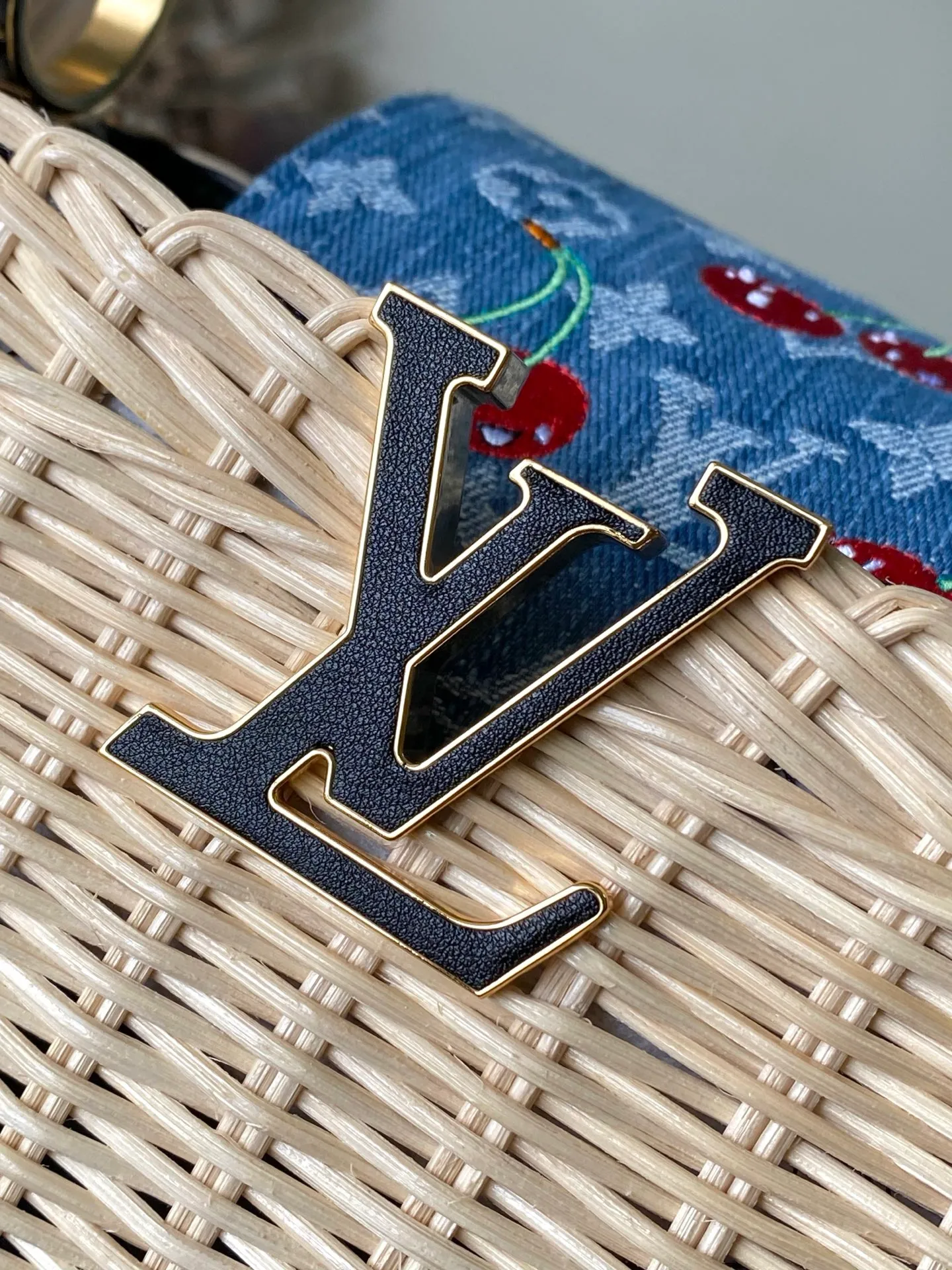 💰2480 Premium Original Leather M14295 Small Black Leather This Capucines mini handbag meets the eye-catching details of the Louis Vuitton×Takashi Murakami replica series, and uses fresh elements to highlight the trendy style. The rattan bag body complements the handles, woven shoulder straps and LV letters, and the top flap is delicately embellished with cherry patterns. Dimensions: 18 × 27 × 9 cm